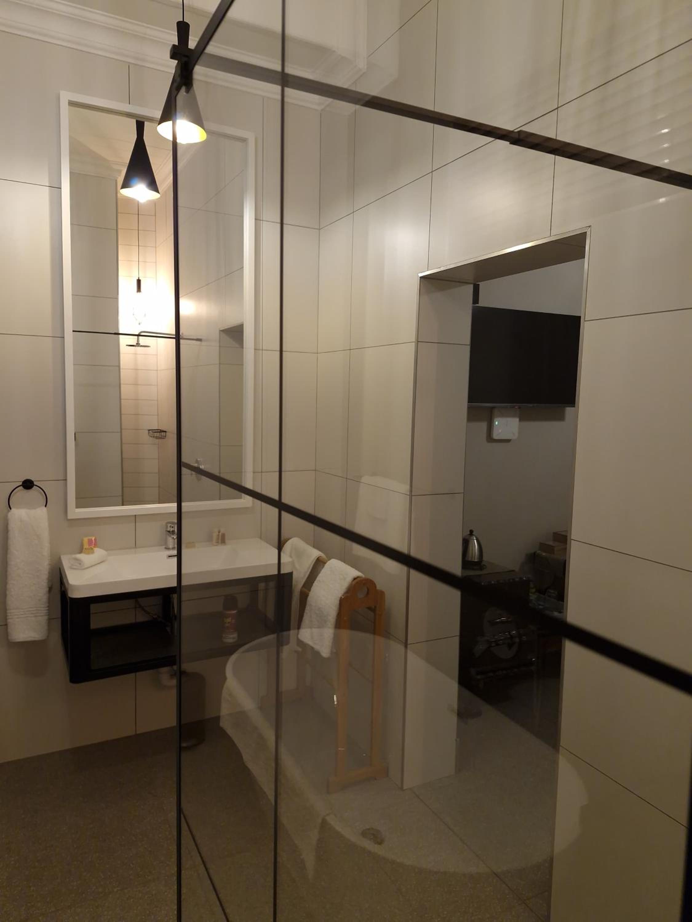 Premium King Room - Photo 4