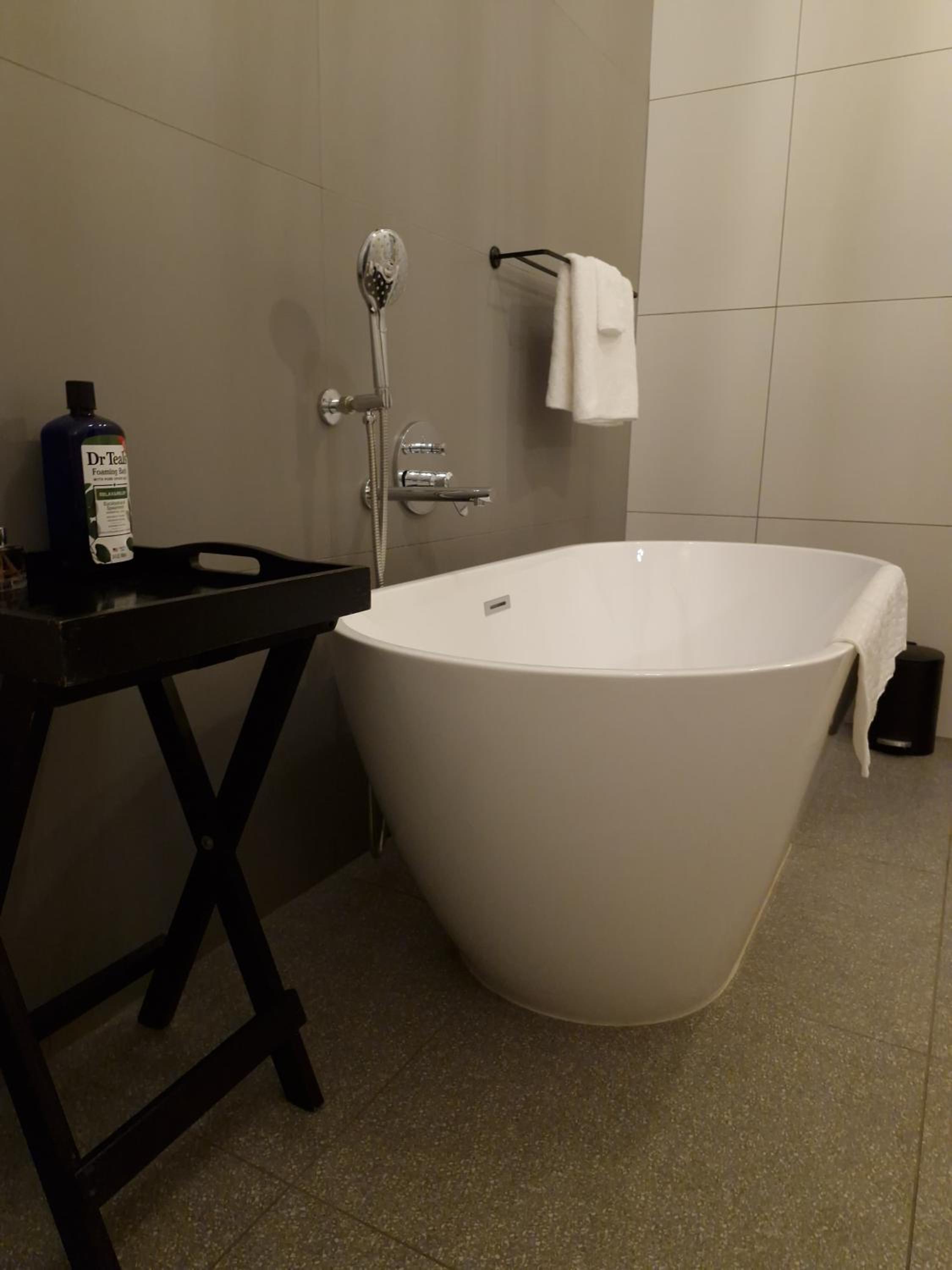 Premium King Room - Photo 5