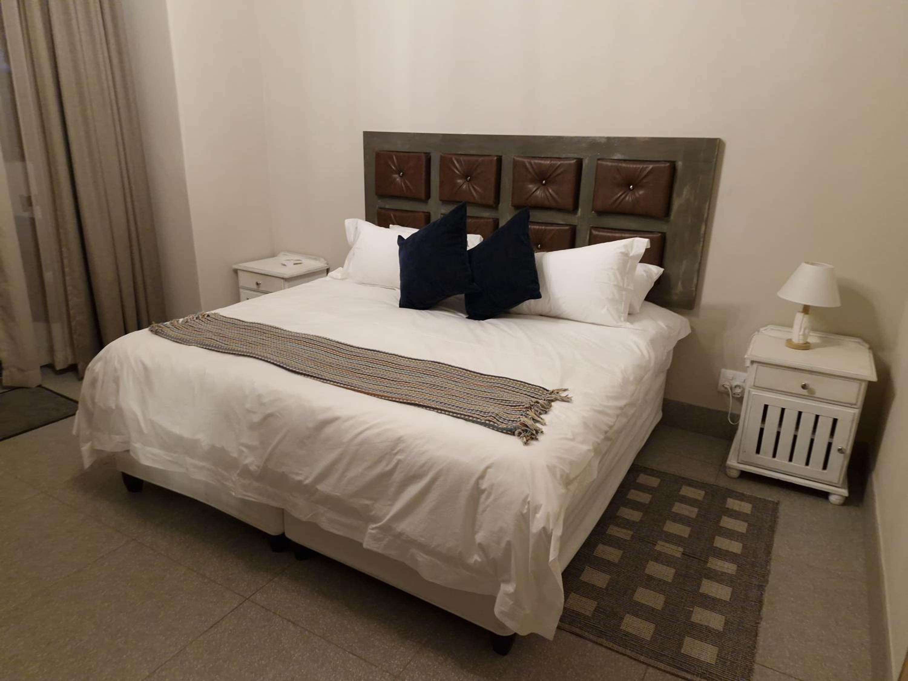 Premium King Room - Photo 6