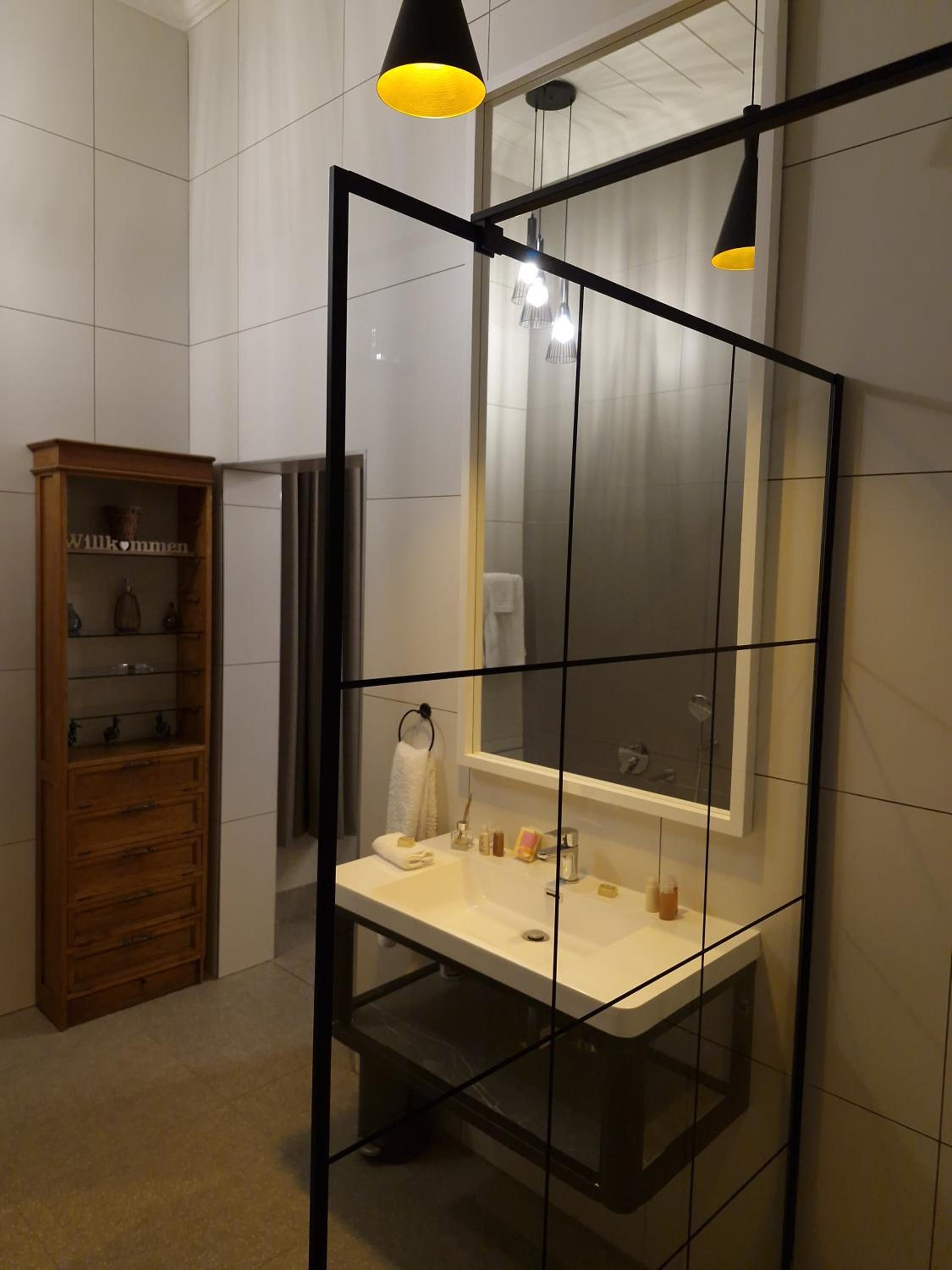 Premium King Room - Photo 7