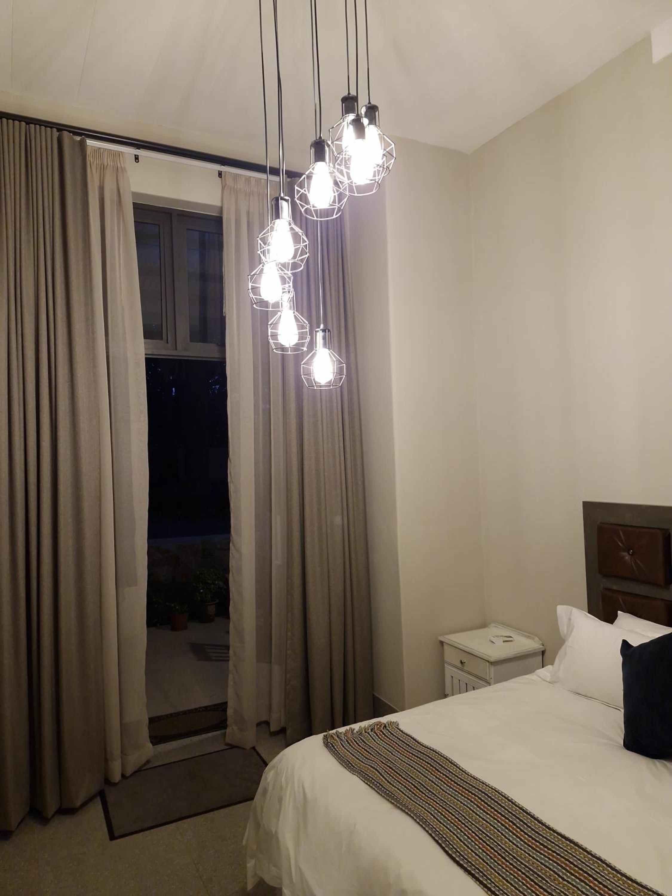 Premium King Room - Photo 8