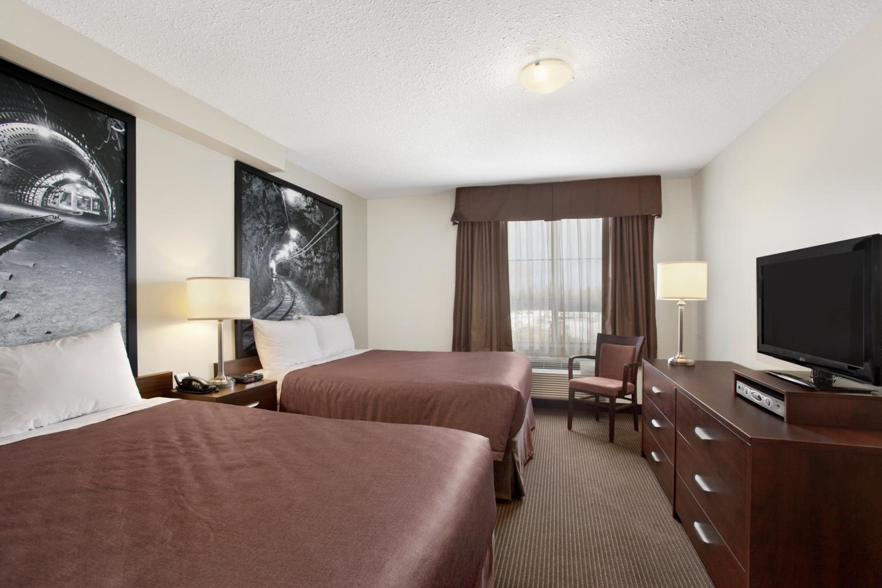 Deluxe Queen Room with Two Queen Beds - Non-Smoking photo 2