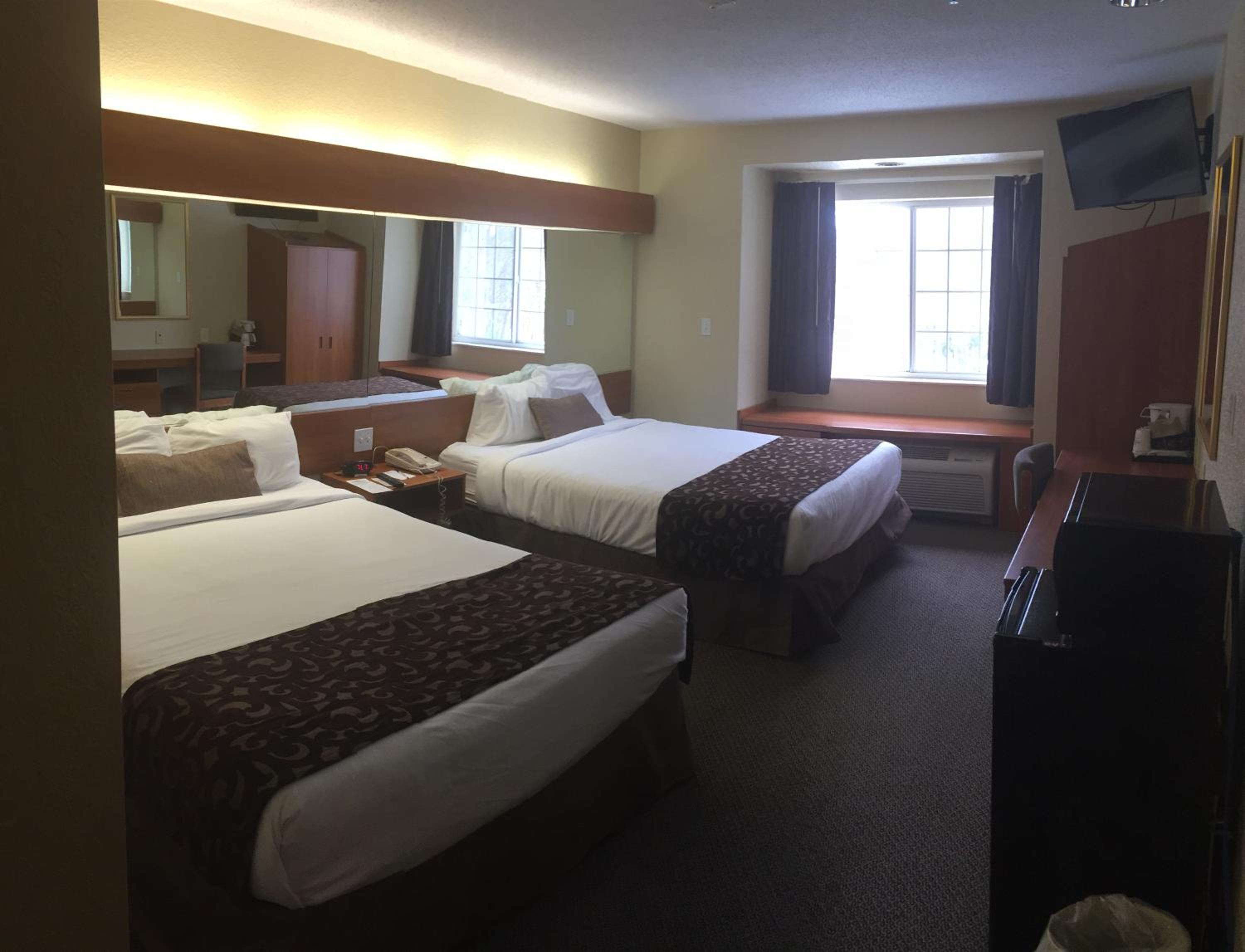 Queen Room with Two Queen Beds - Non-Smoking - Photo 5