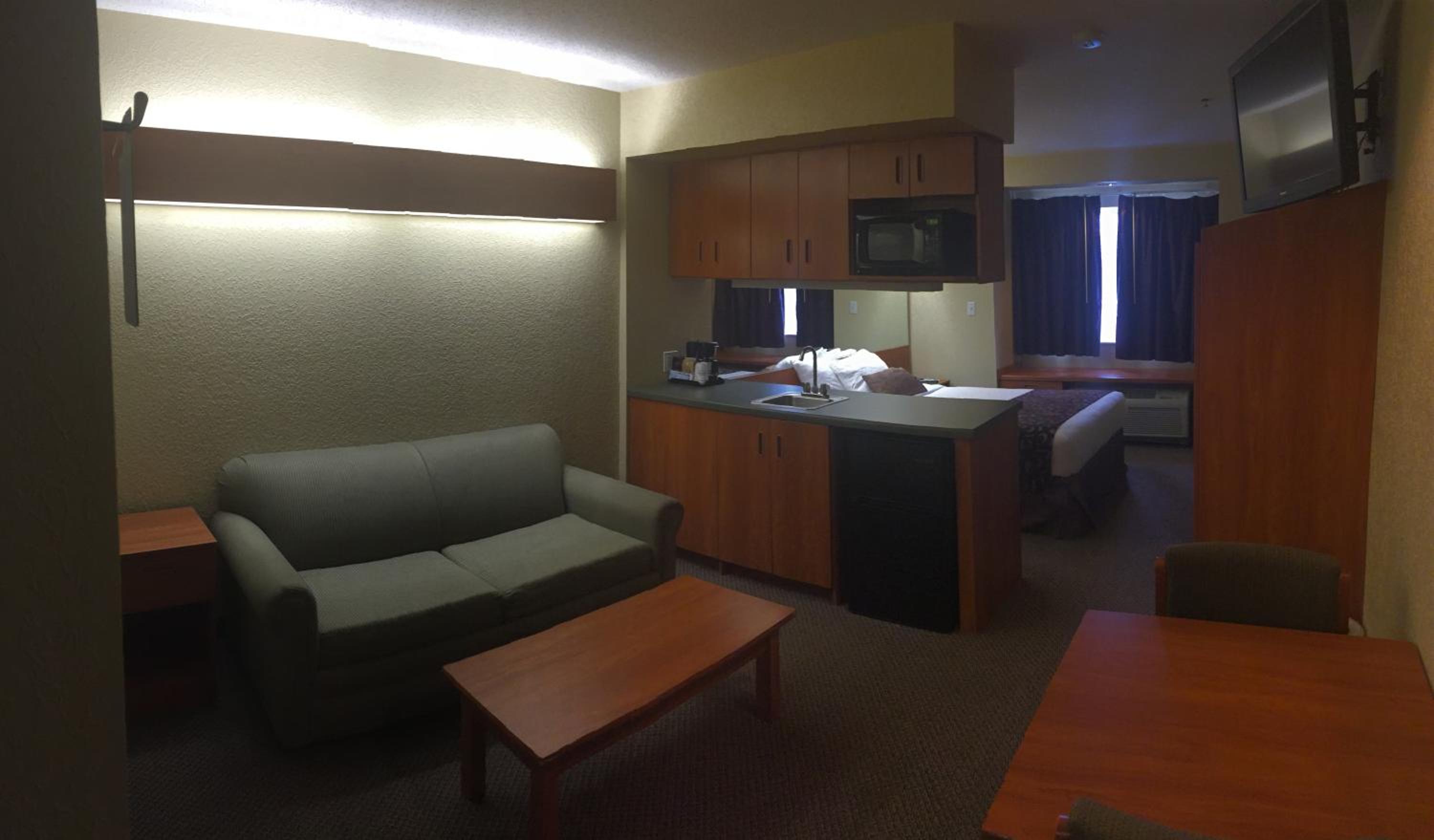 Queen Studio Suite - Disability Access/Non-Smoking - Photo 7