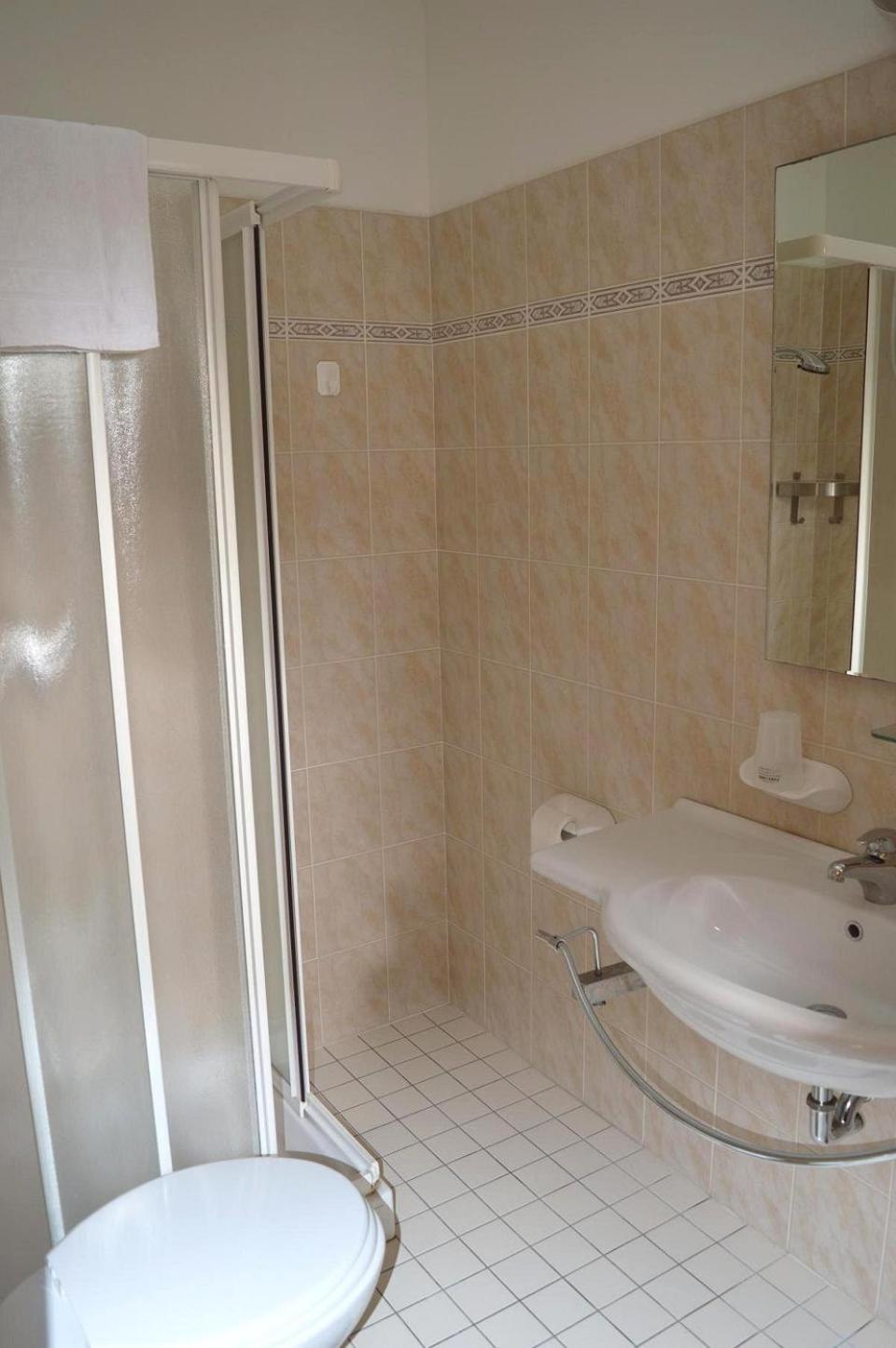 Double or Twin Room - Photo 4