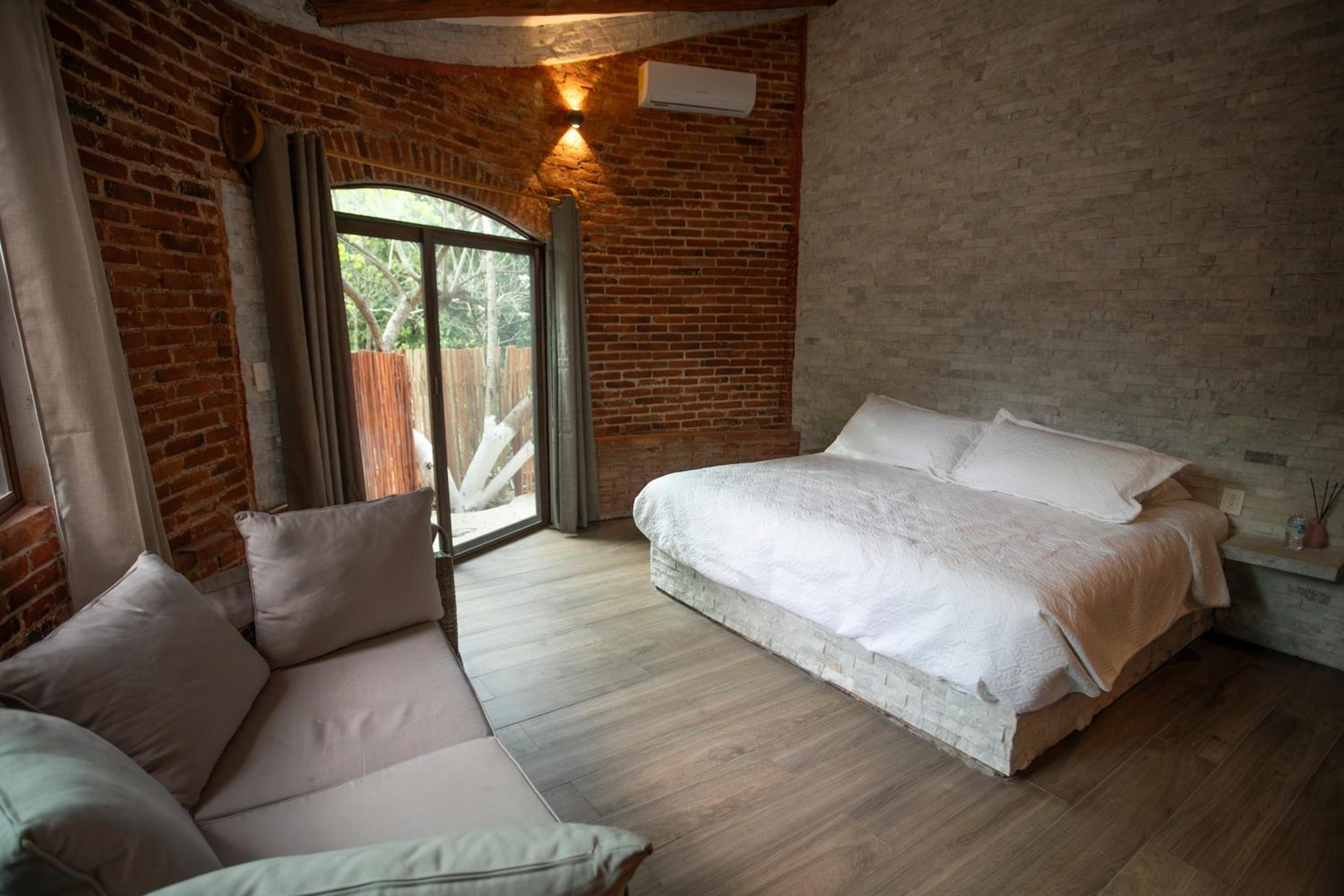Deluxe King Room - Photo 5