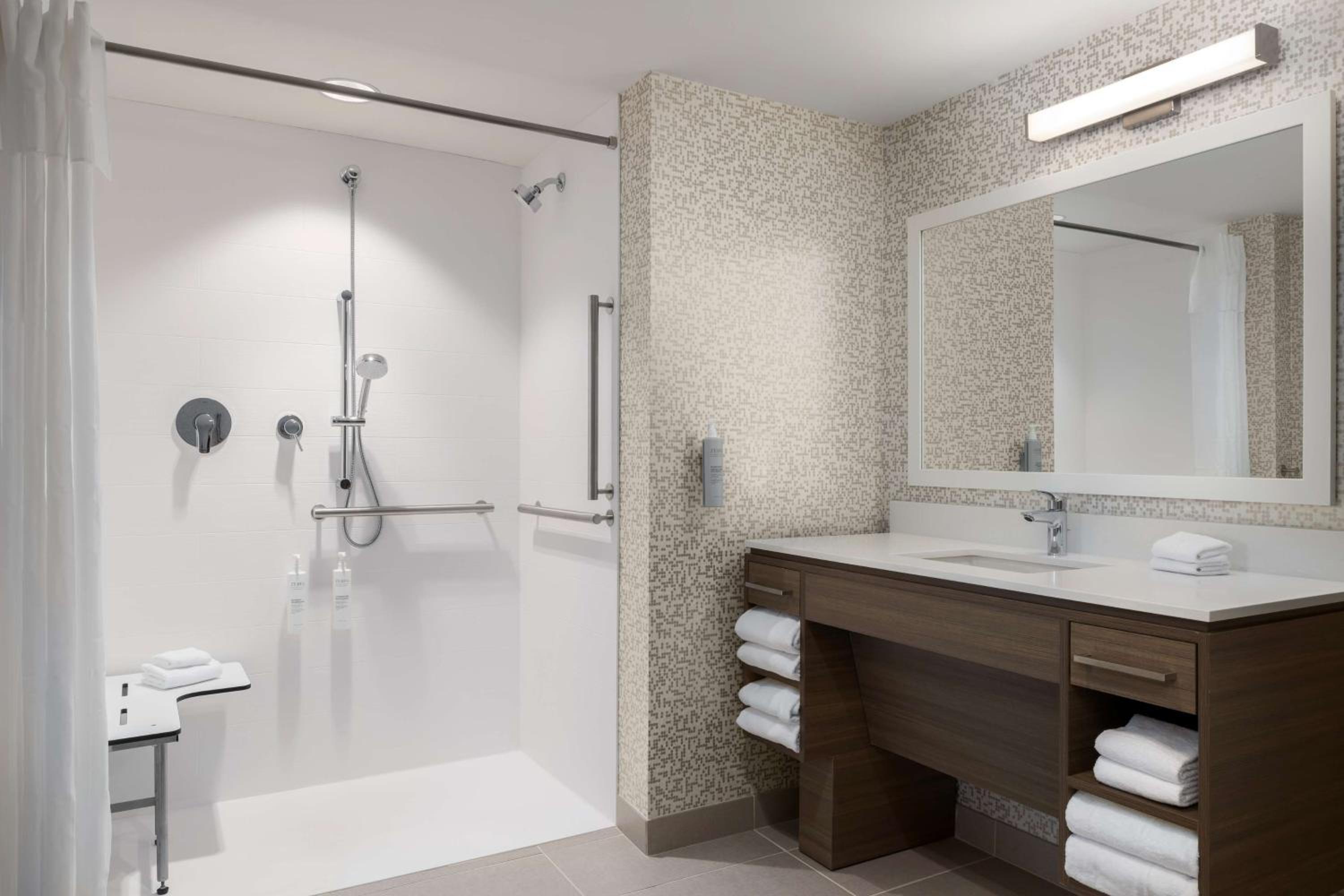 Queen Suite with Roll-In Shower - Mobility Access photo 3
