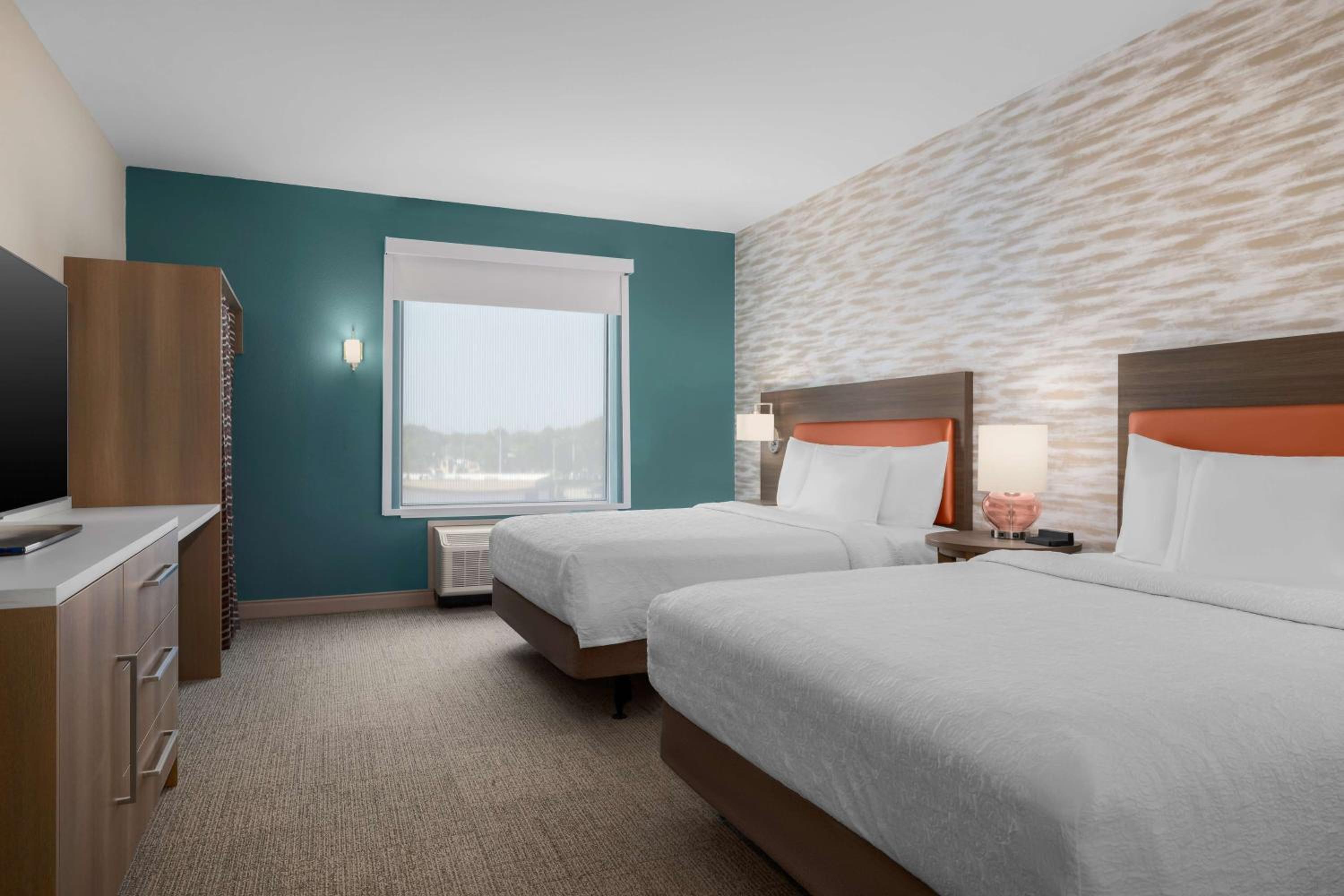 Queen Suite with Two Queen Beds and Bathtub - Mobility Access/Non-Smoking photo 3