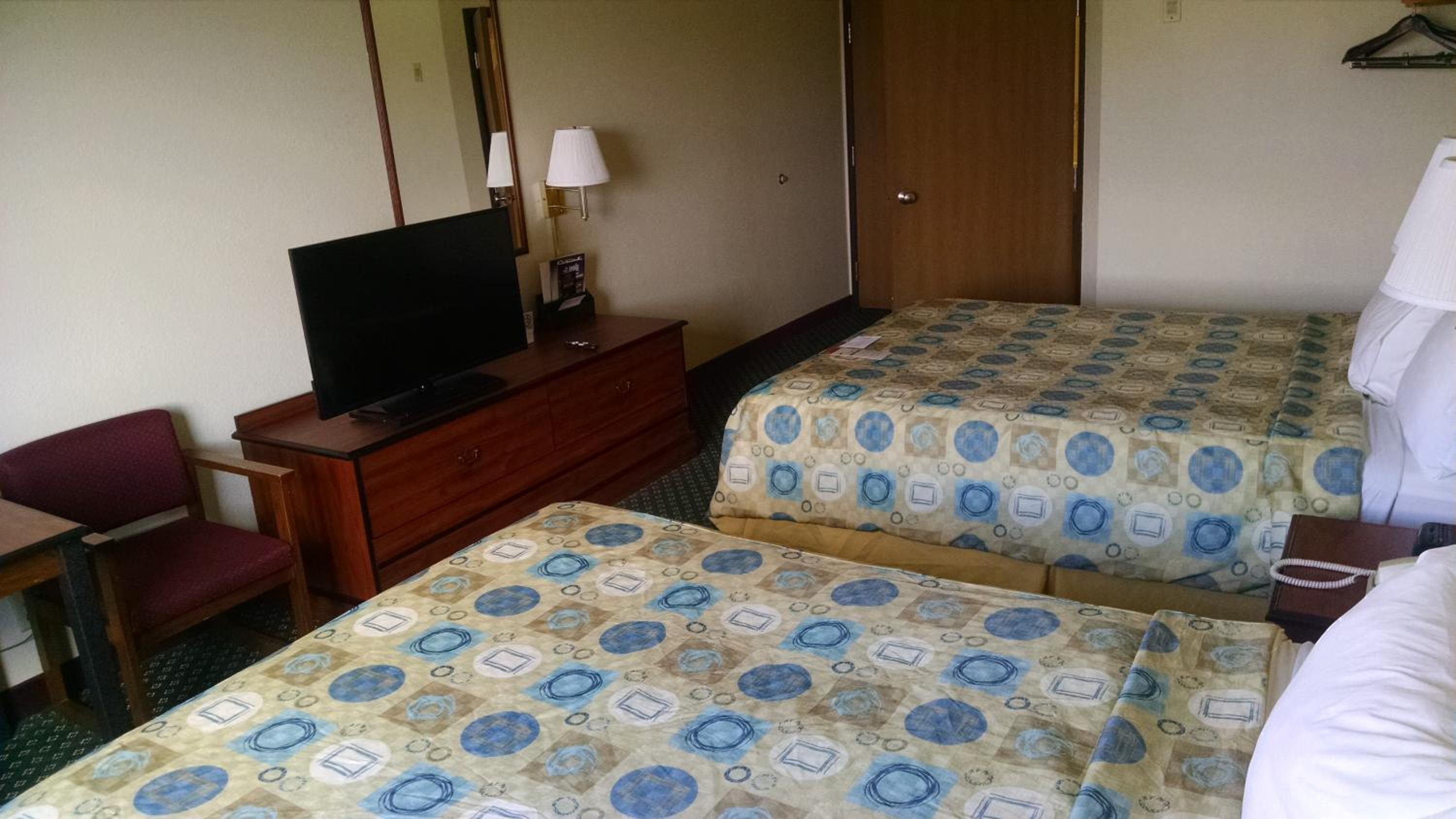 Queen Room With Two Queen Beds - Non-Smoking photo 1