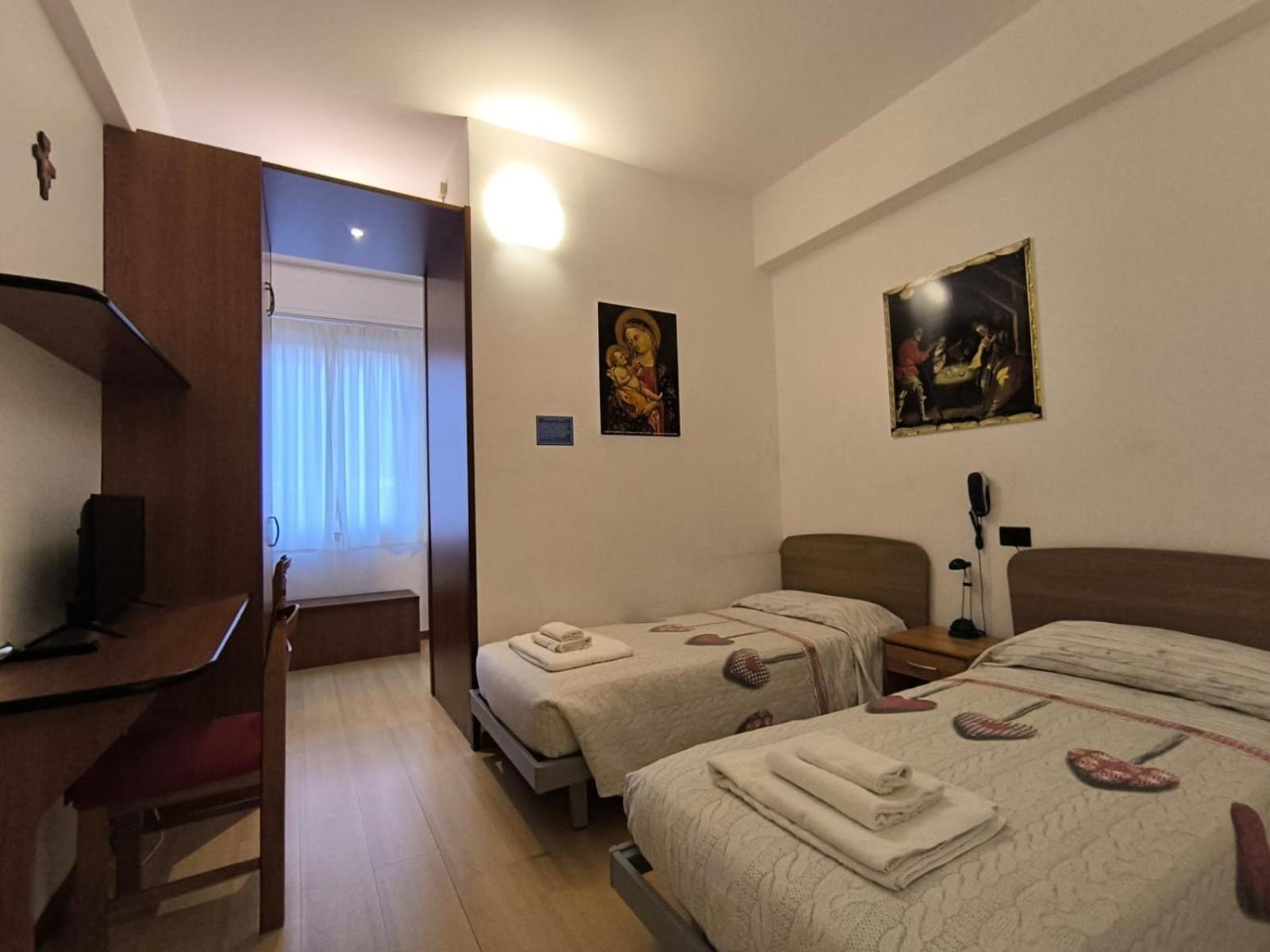 Standard Twin Room - Photo 2