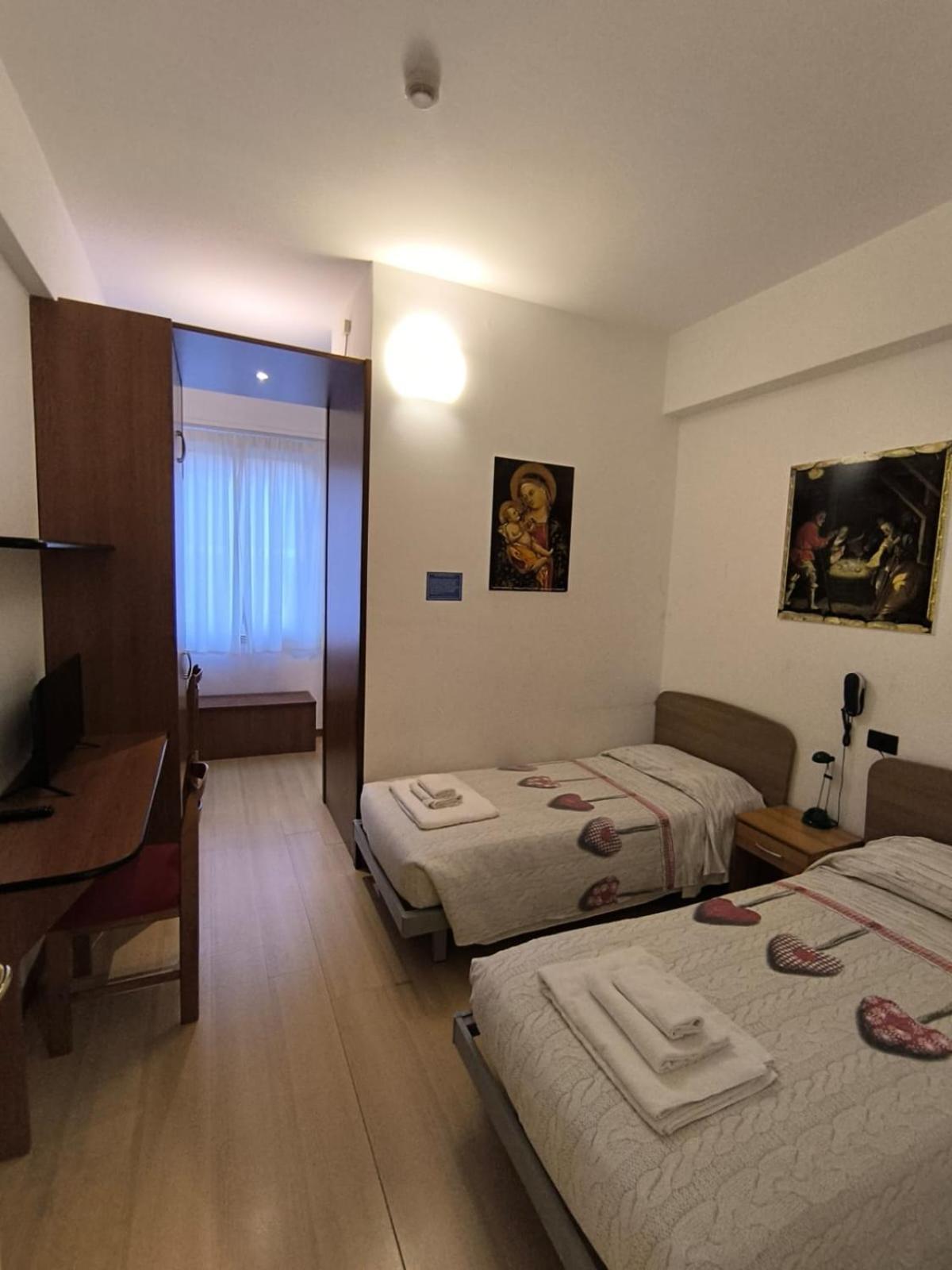Standard Twin Room - Photo 1