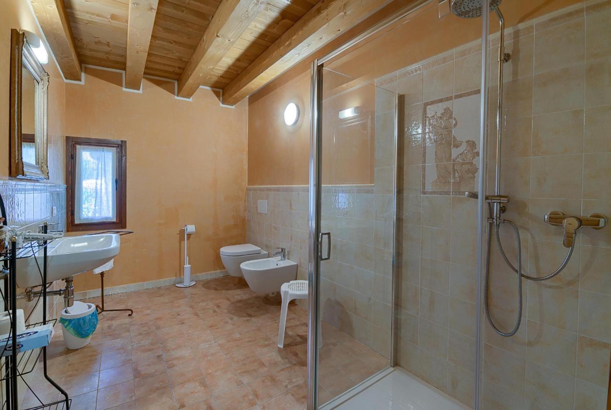 Deluxe Junior Suite - Photo 9
