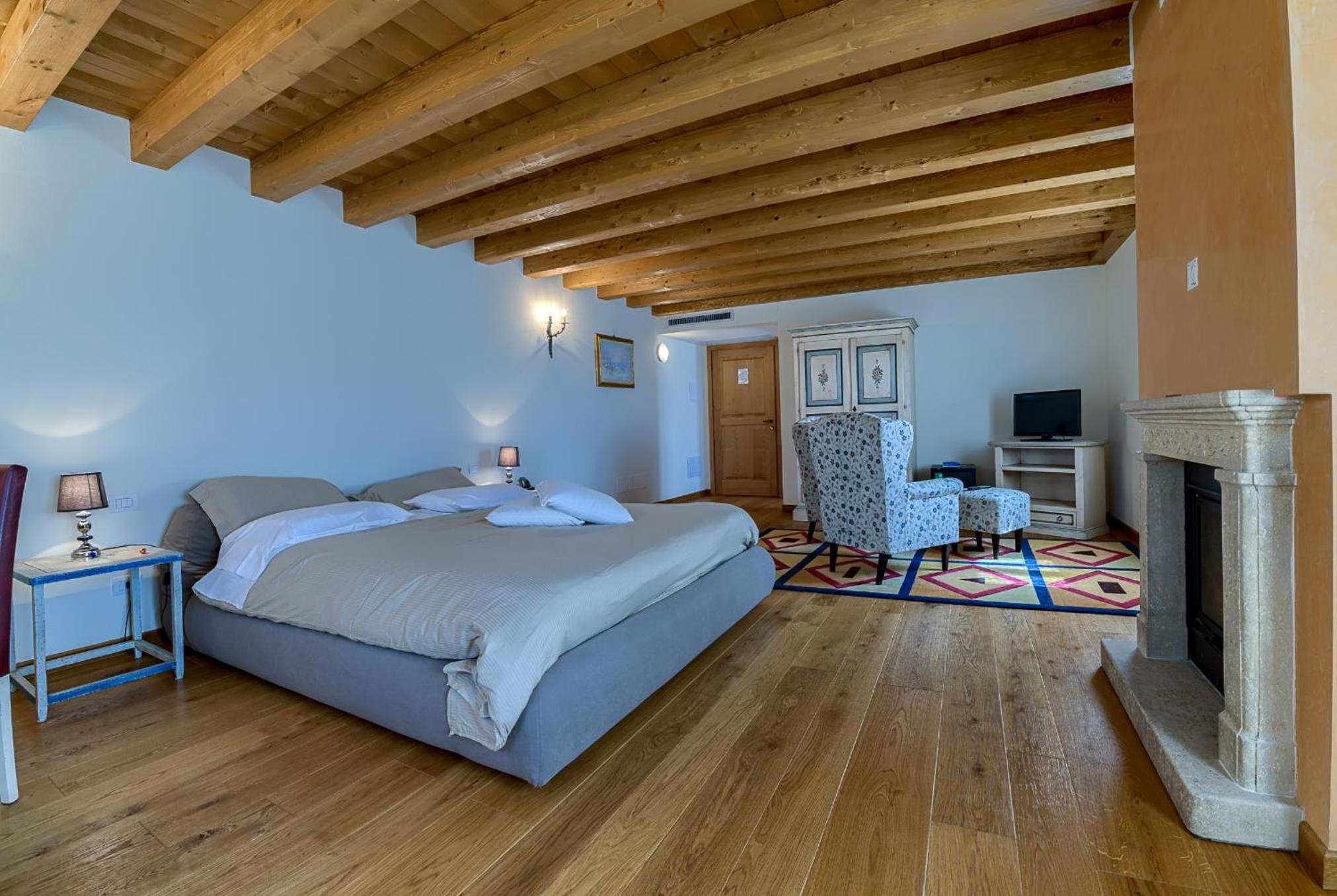 Deluxe Junior Suite - Photo 11