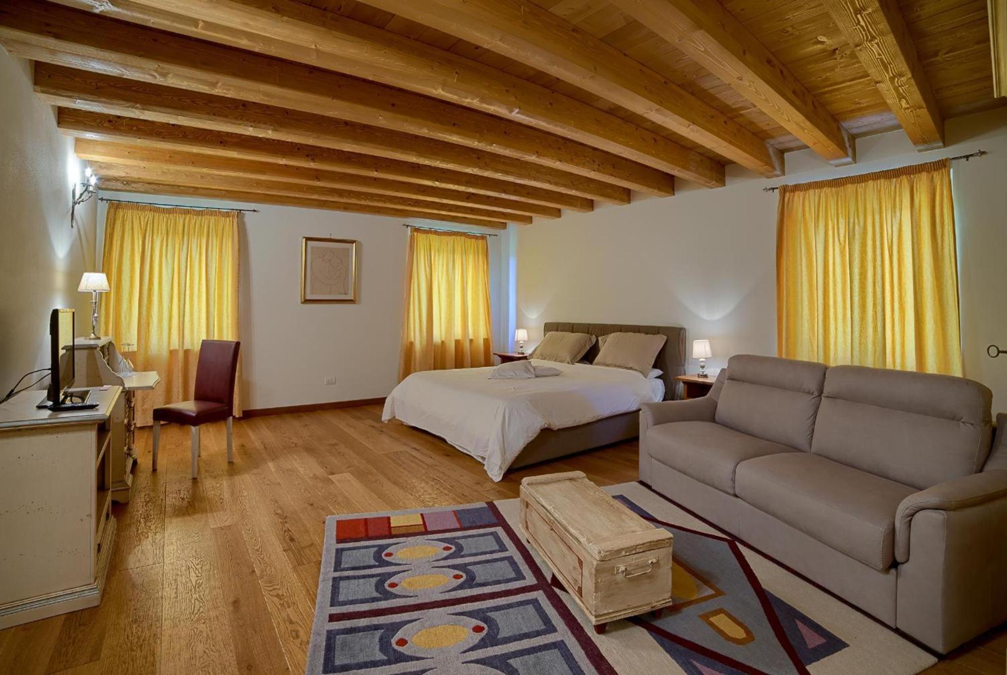 Deluxe Junior Suite - Photo 12