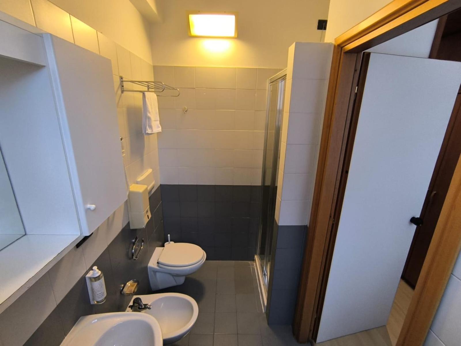 Standard Twin Room - Photo 3