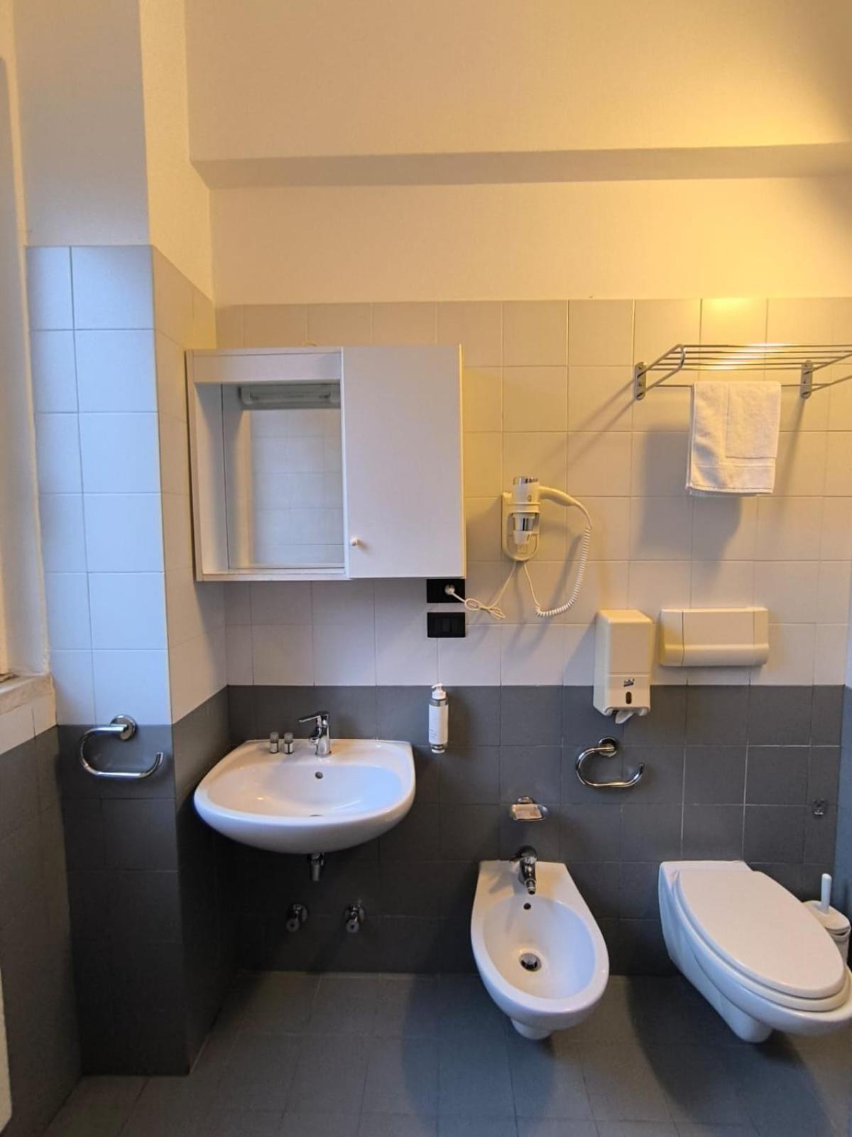 Standard Twin Room - Photo 4