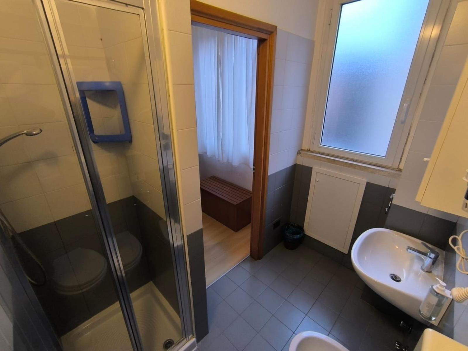 Standard Twin Room - Photo 5