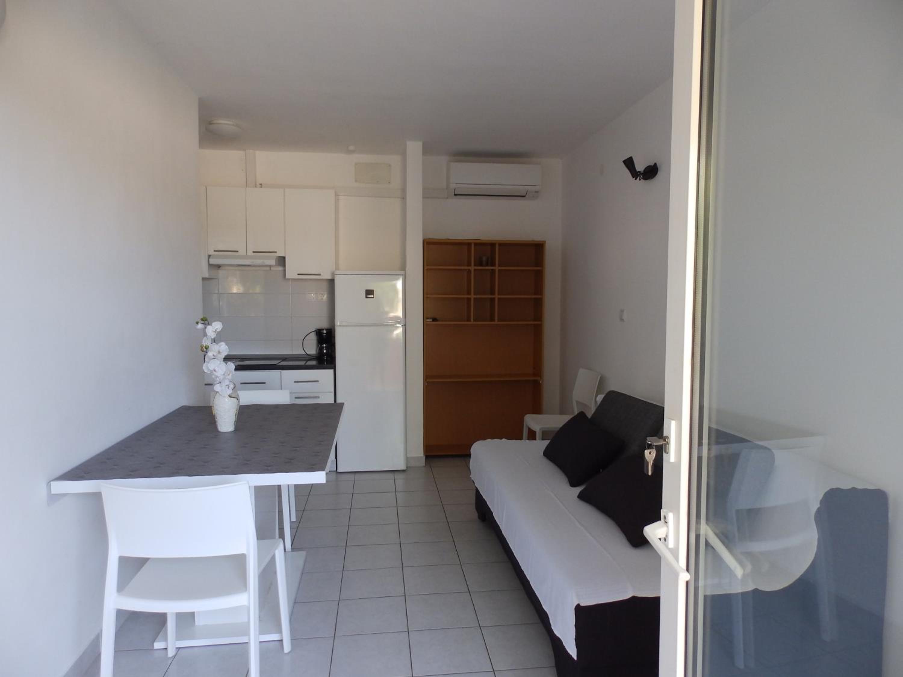 One-Bedroom Apartment with Terrace photo 3