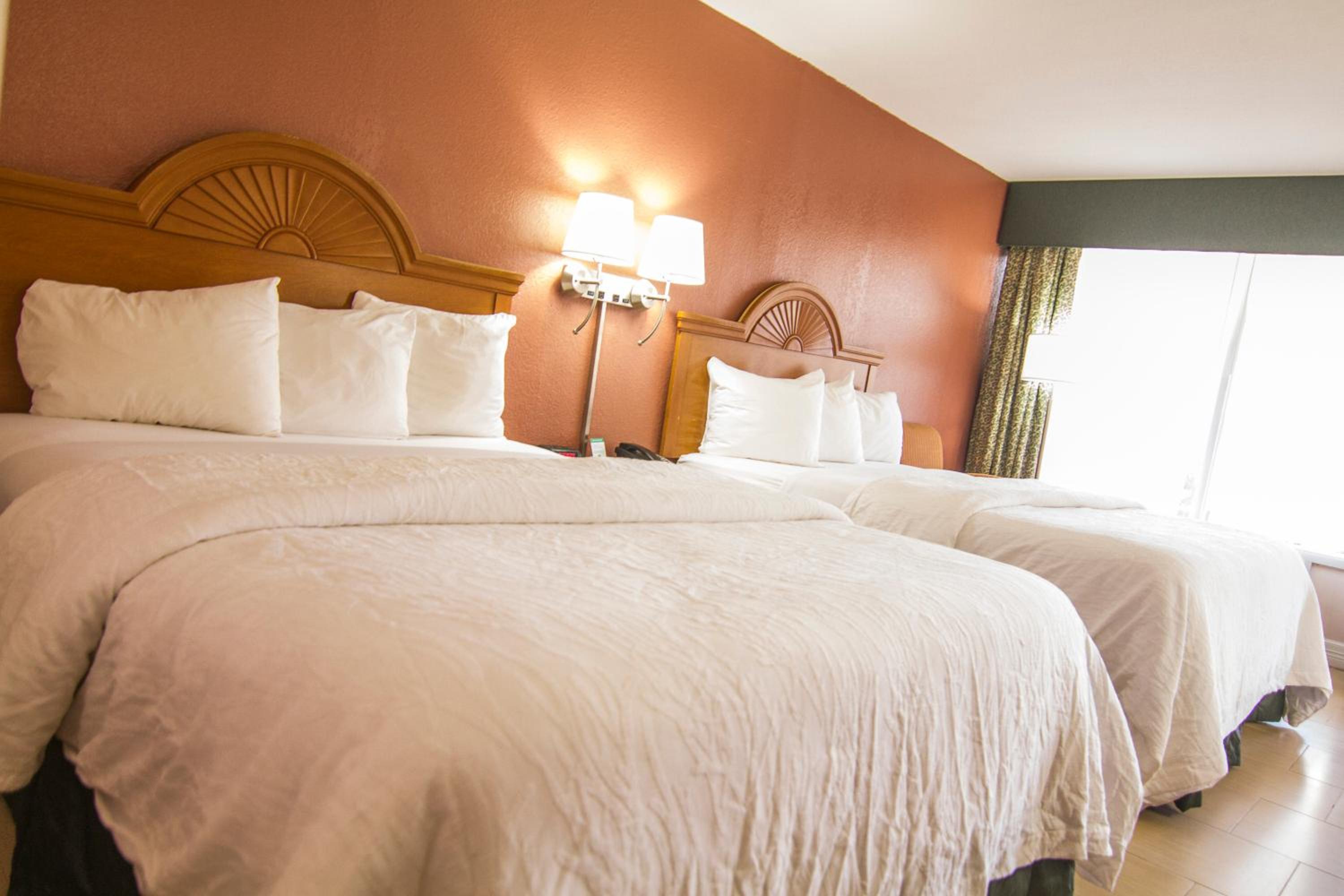 Queen Room with Two Queen Beds - Non-Smoking - Photo 2