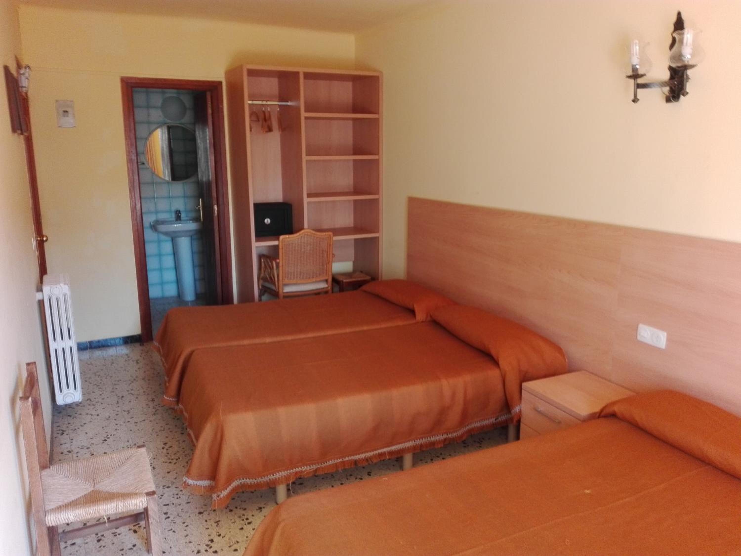 Economy Triple Room photo 3
