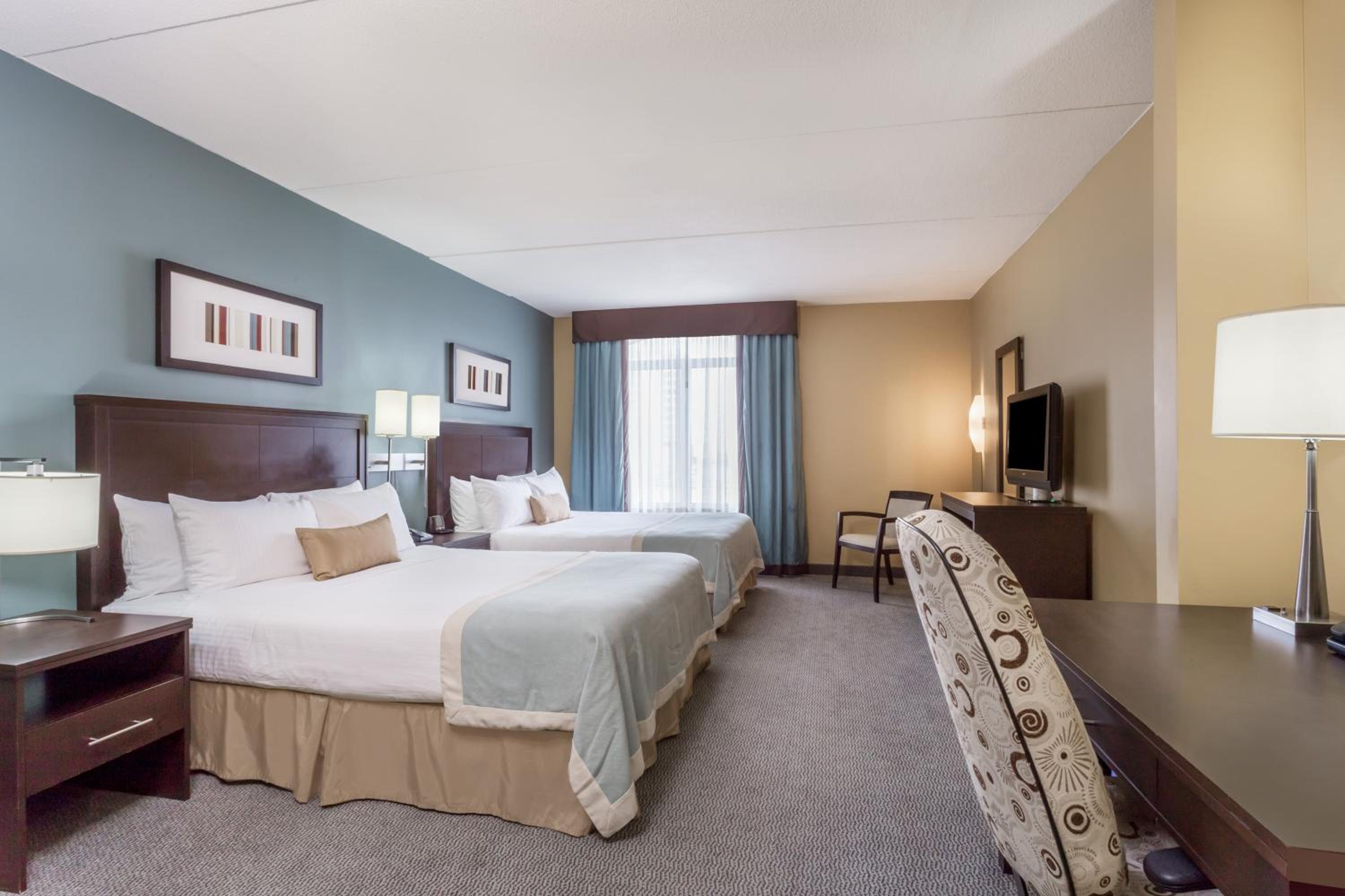 Queen Room with Two Queen Beds - Non-Smoking - Photo 2