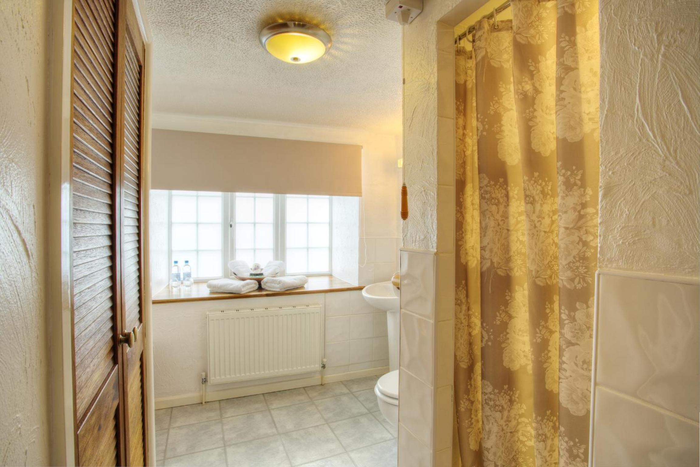 Classic King Room - Photo 7