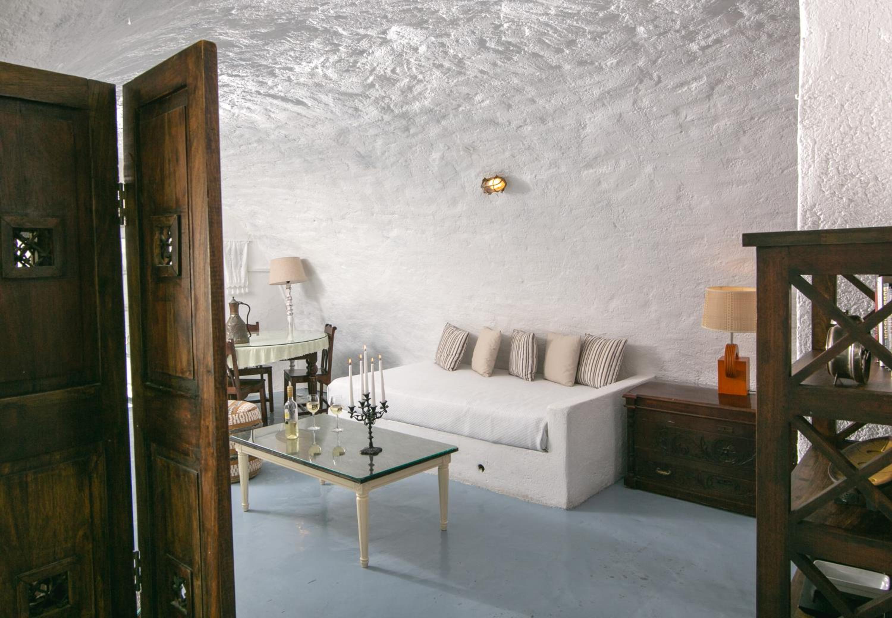 Premium Cave Suite with Hot Tub & Caldera View - Photo 4