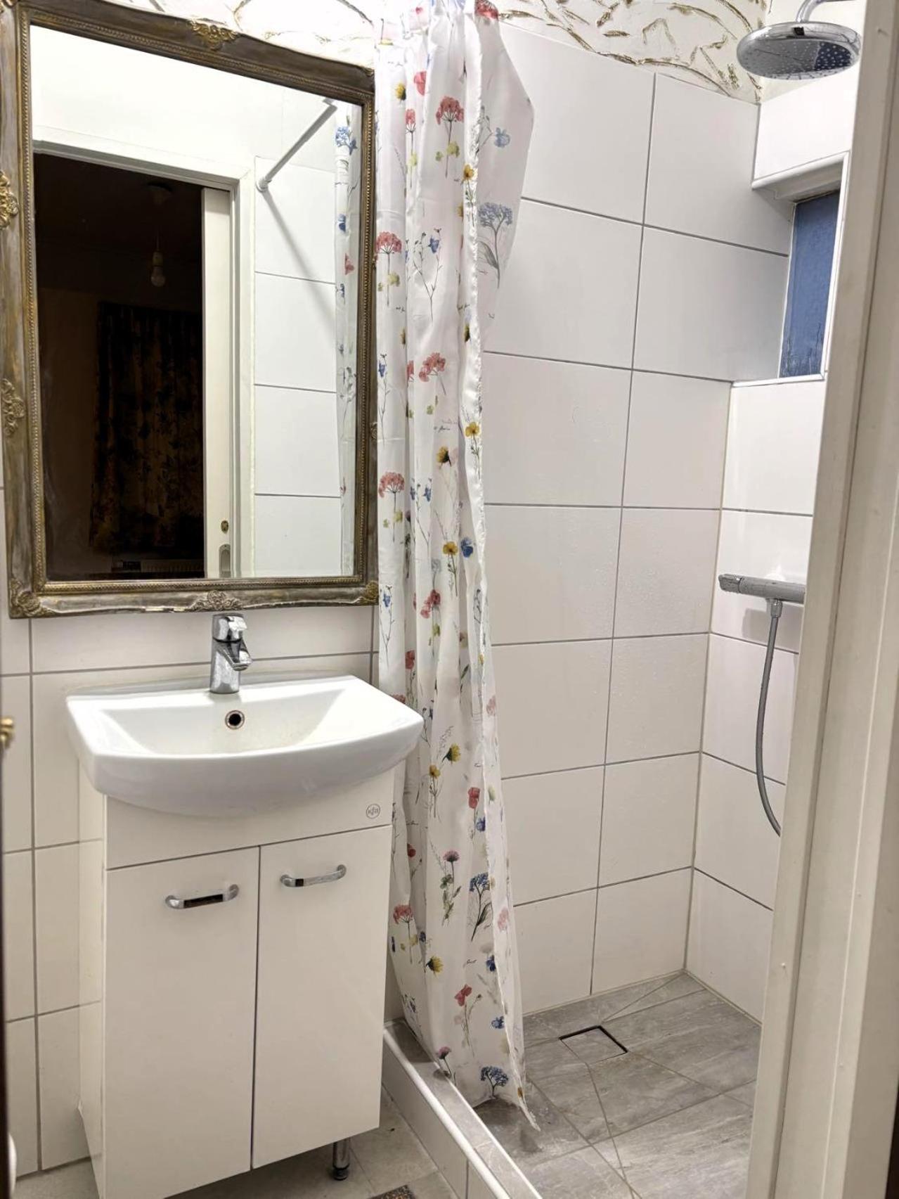 Twin Room with Private Bathroom photo 3
