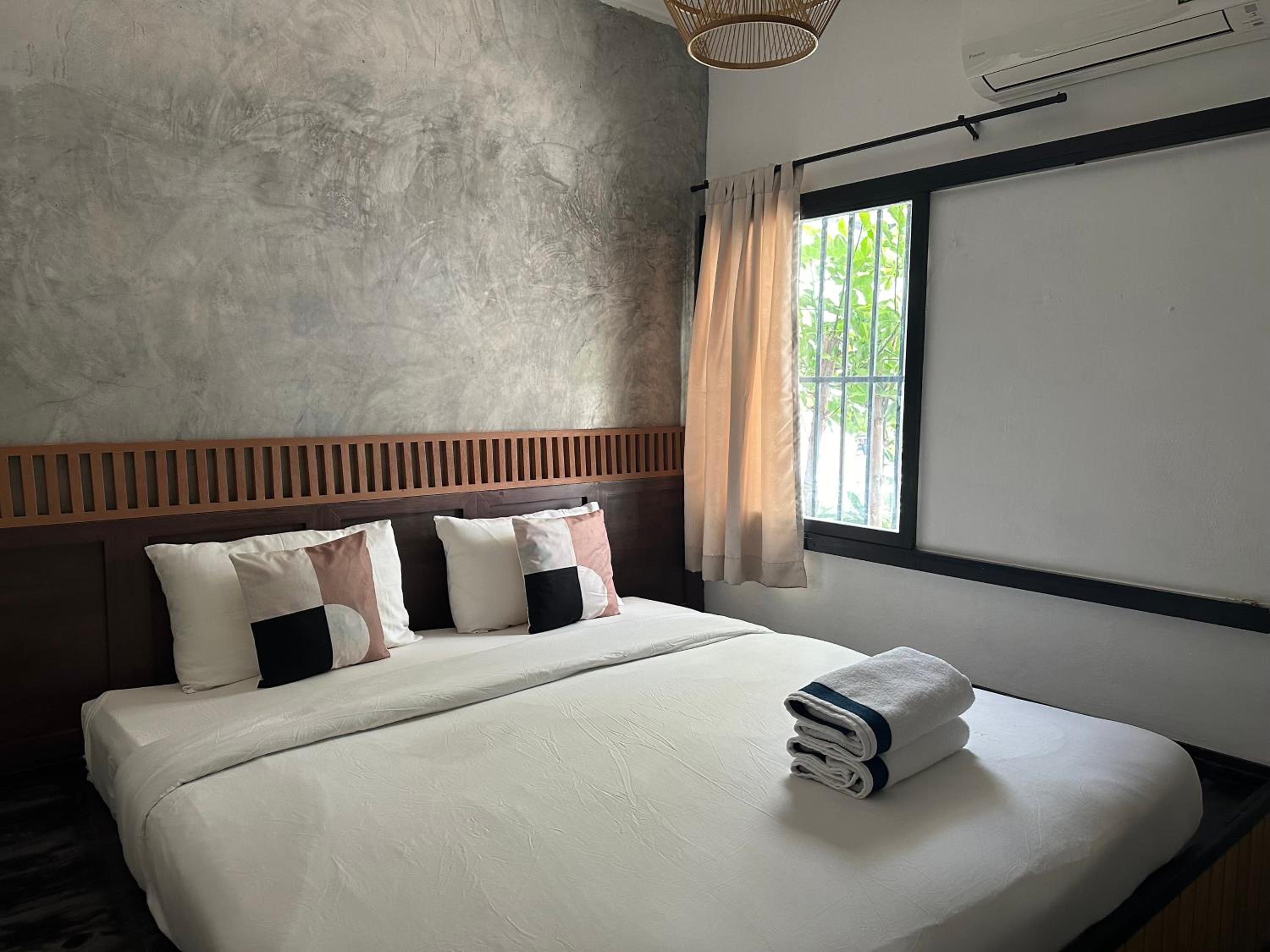 Double Room with Shared Bathroom photo 2