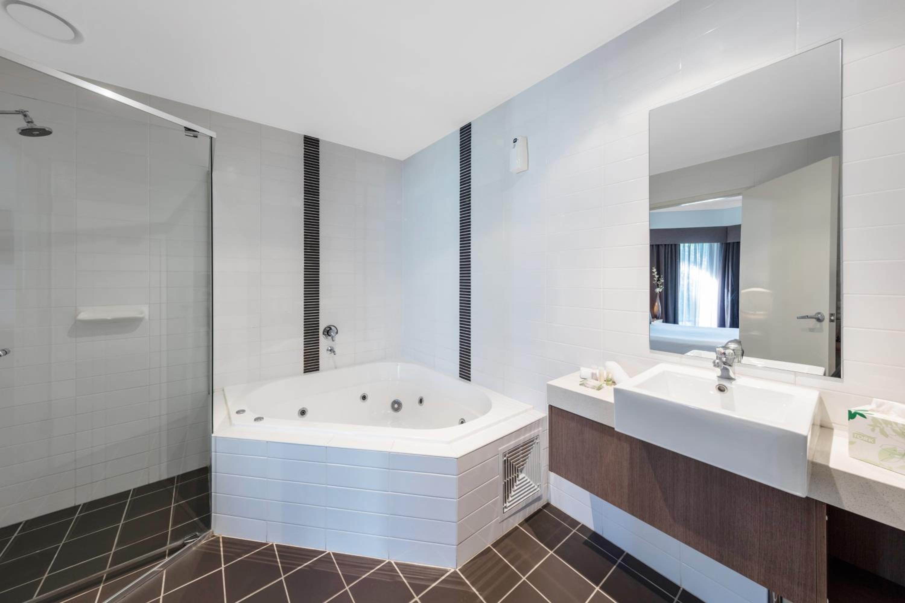 Premium King Spa Suite (Not Pet Friendly) - Photo 5
