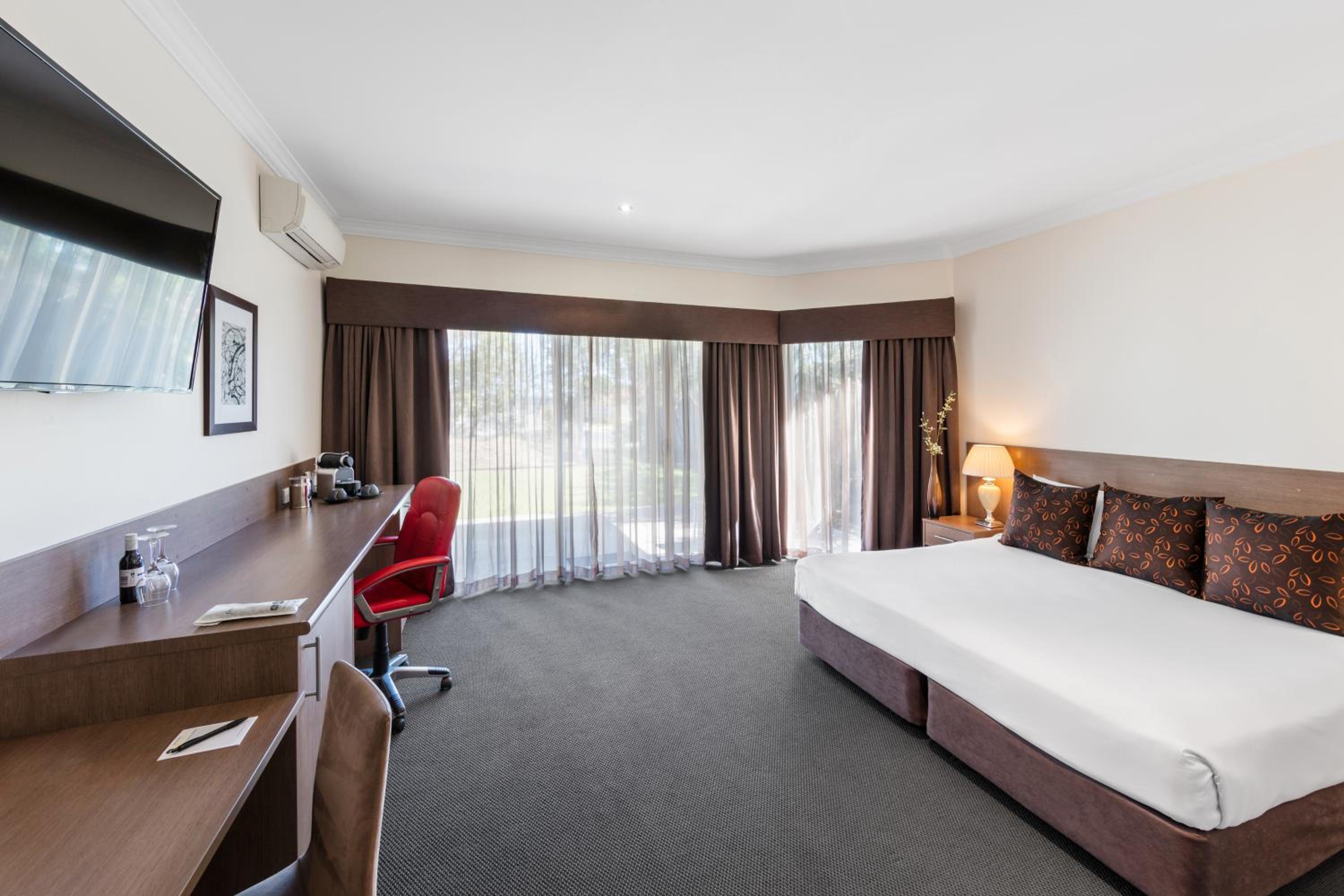 Premium King Spa Suite (Not Pet Friendly) - Photo 3