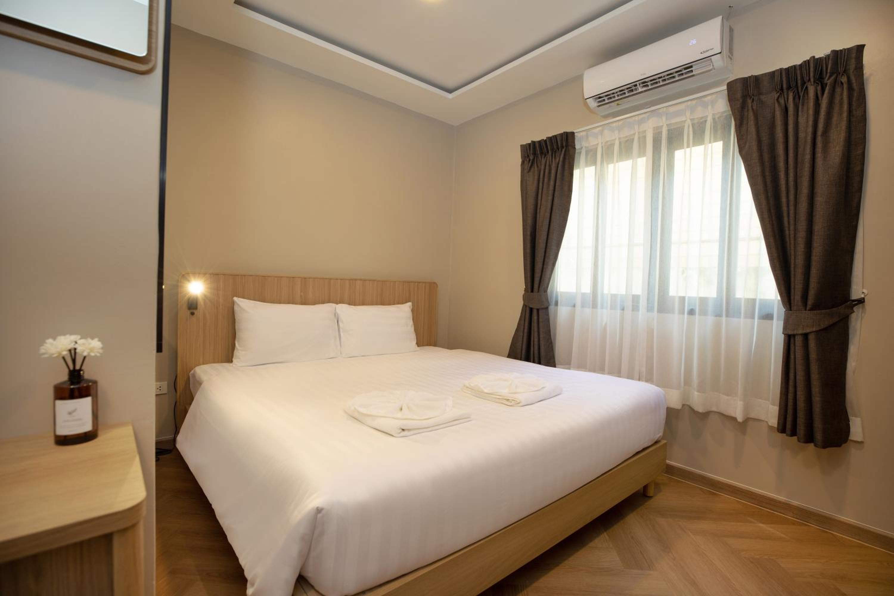 Deluxe Double Room with Side Sea View