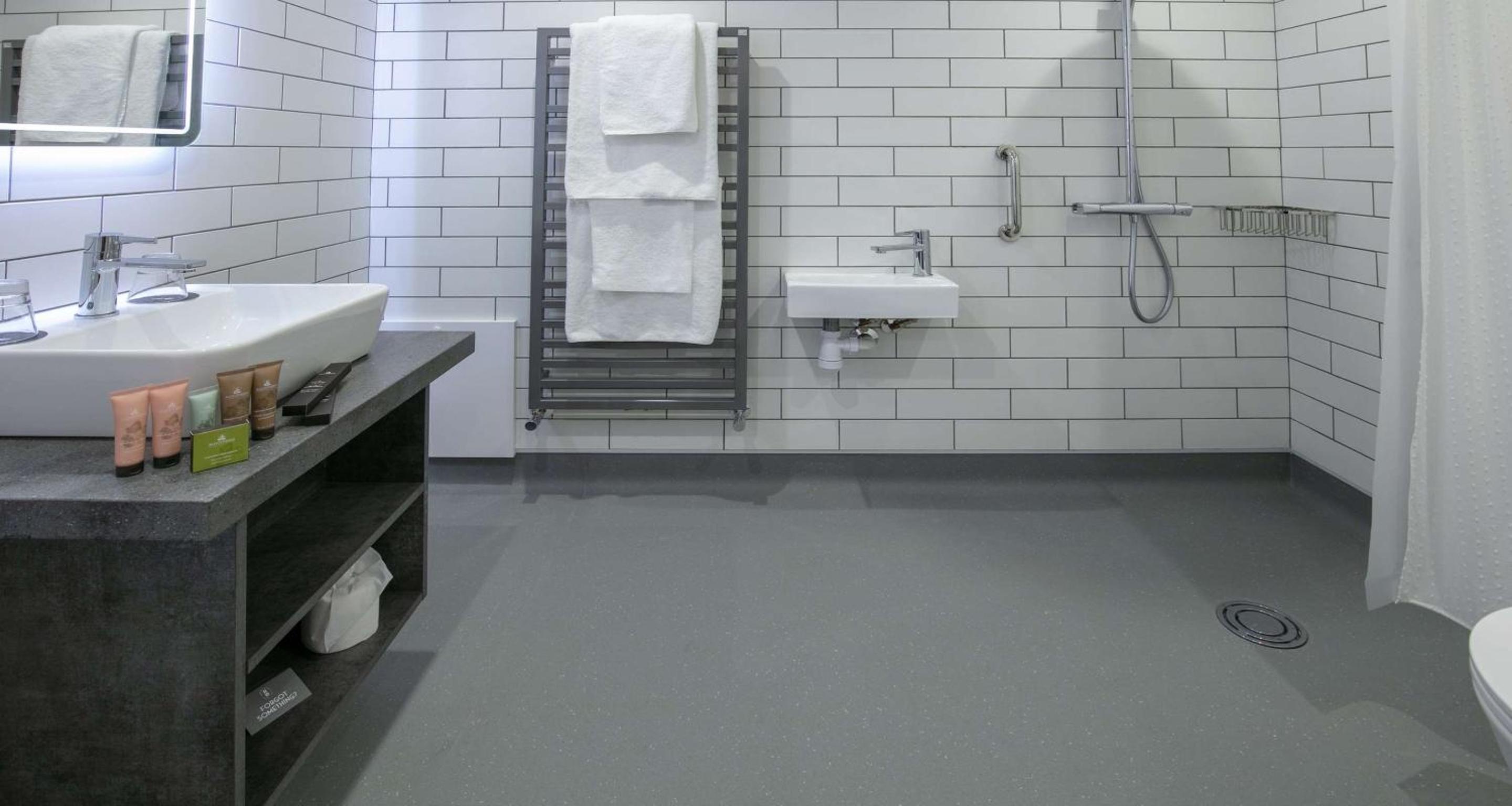 Executive King Room with Walk-In Shower - Mobility Accessible/Non-Smoking - Photo 2