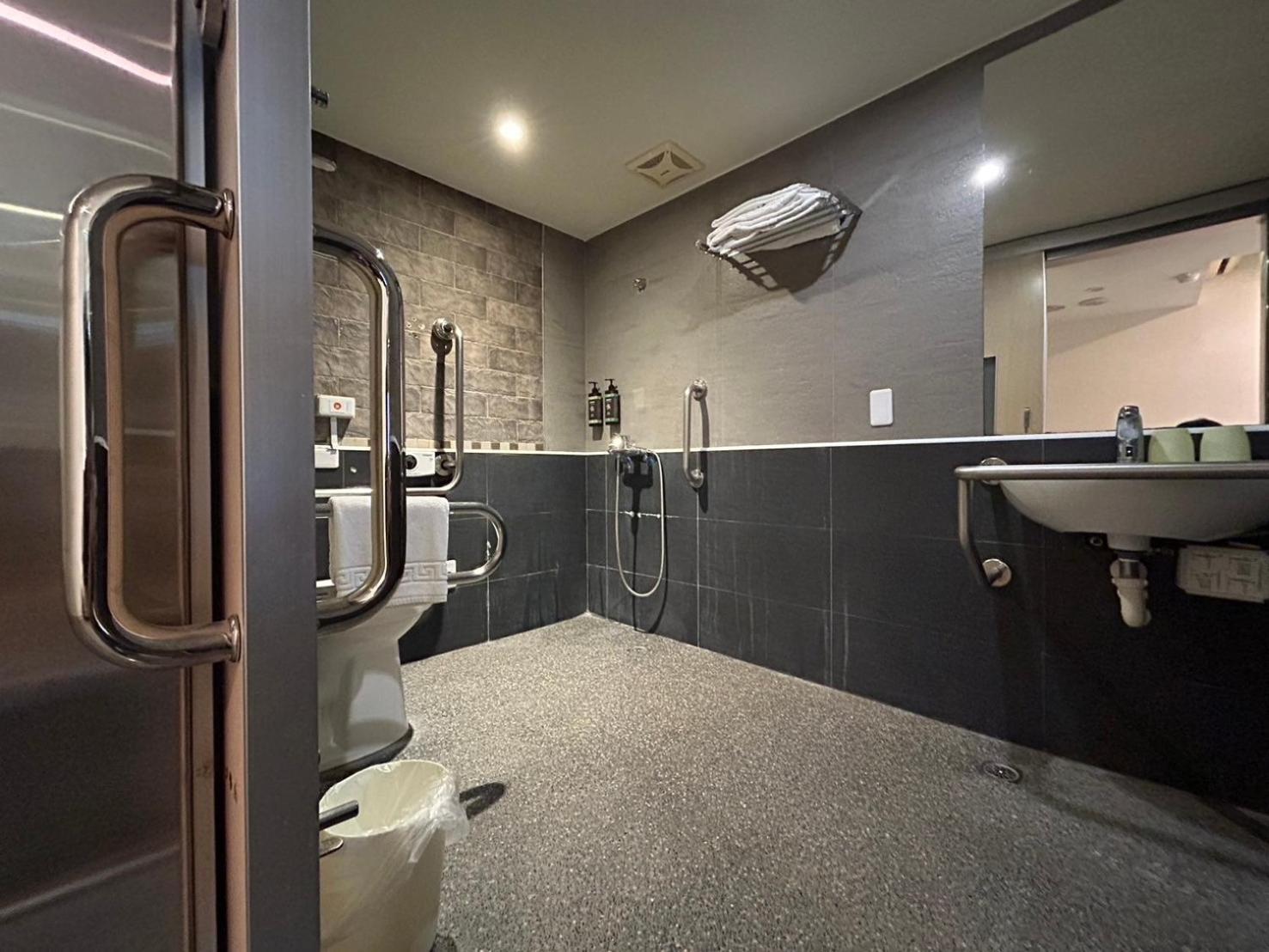 Double or Twin Room - Disability Access photo 3