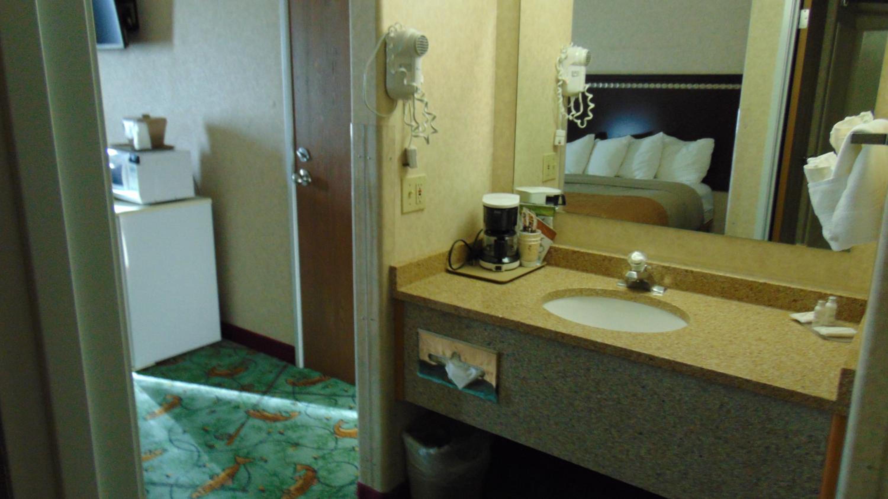 Queen Room With Two Queen Beds - Photo 11