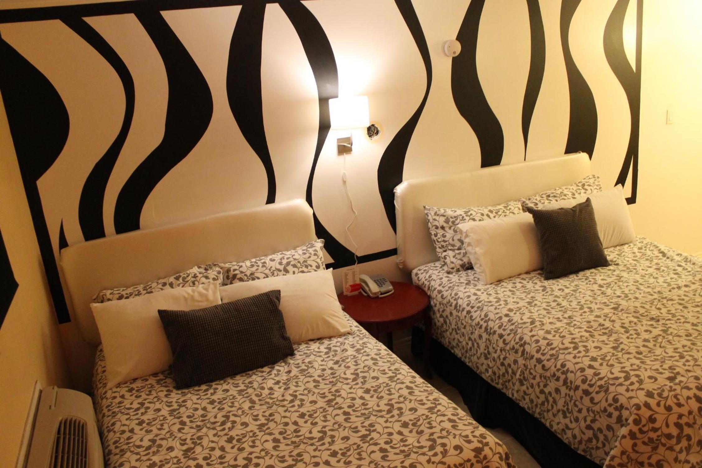 Queen Room with Two Queen Beds photo 2