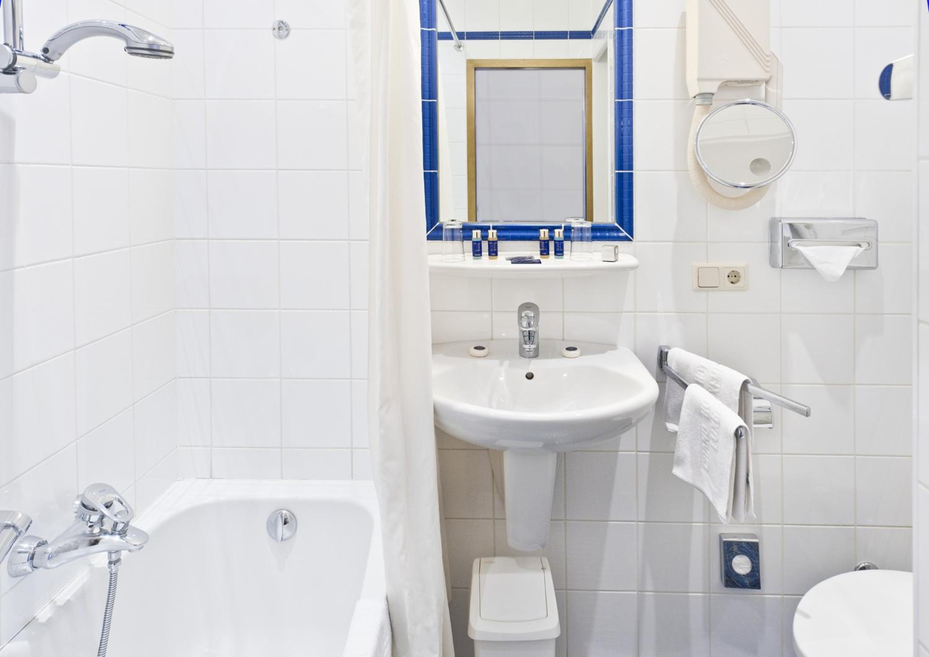 Standard Double or Twin Room - Photo 3