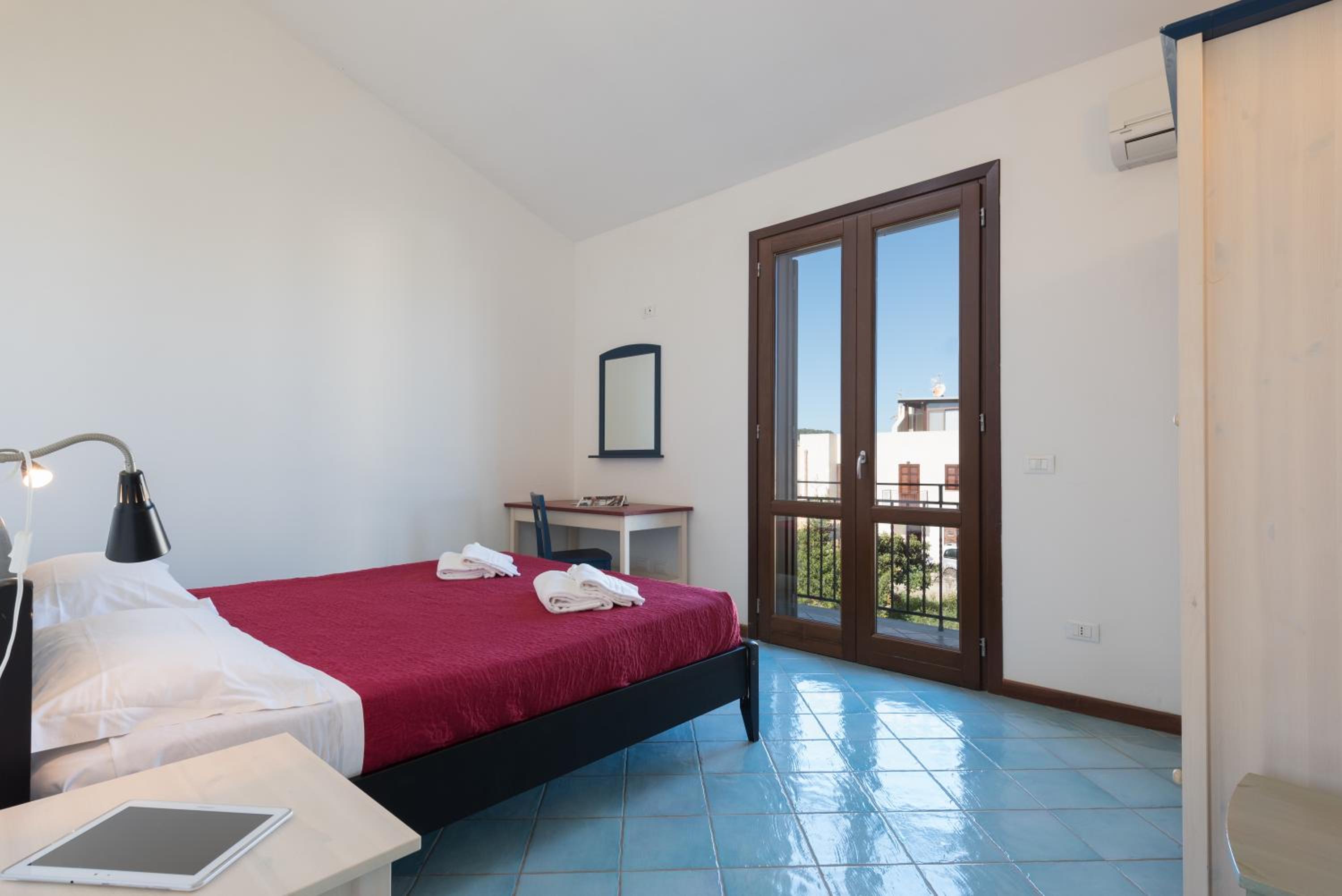 Two-Bedroom House - Photo 2