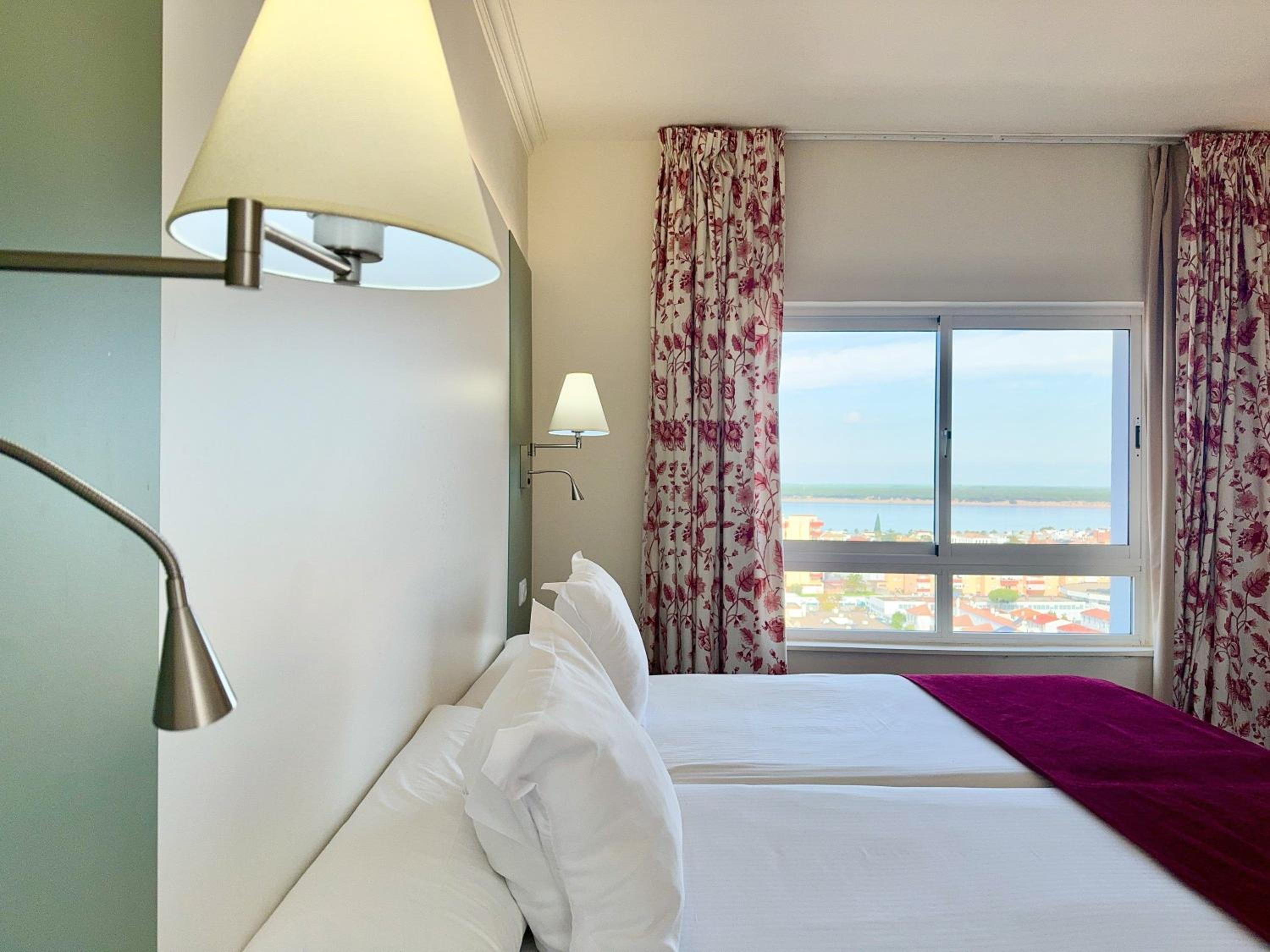 Twin Room with Sea View - Photo 3