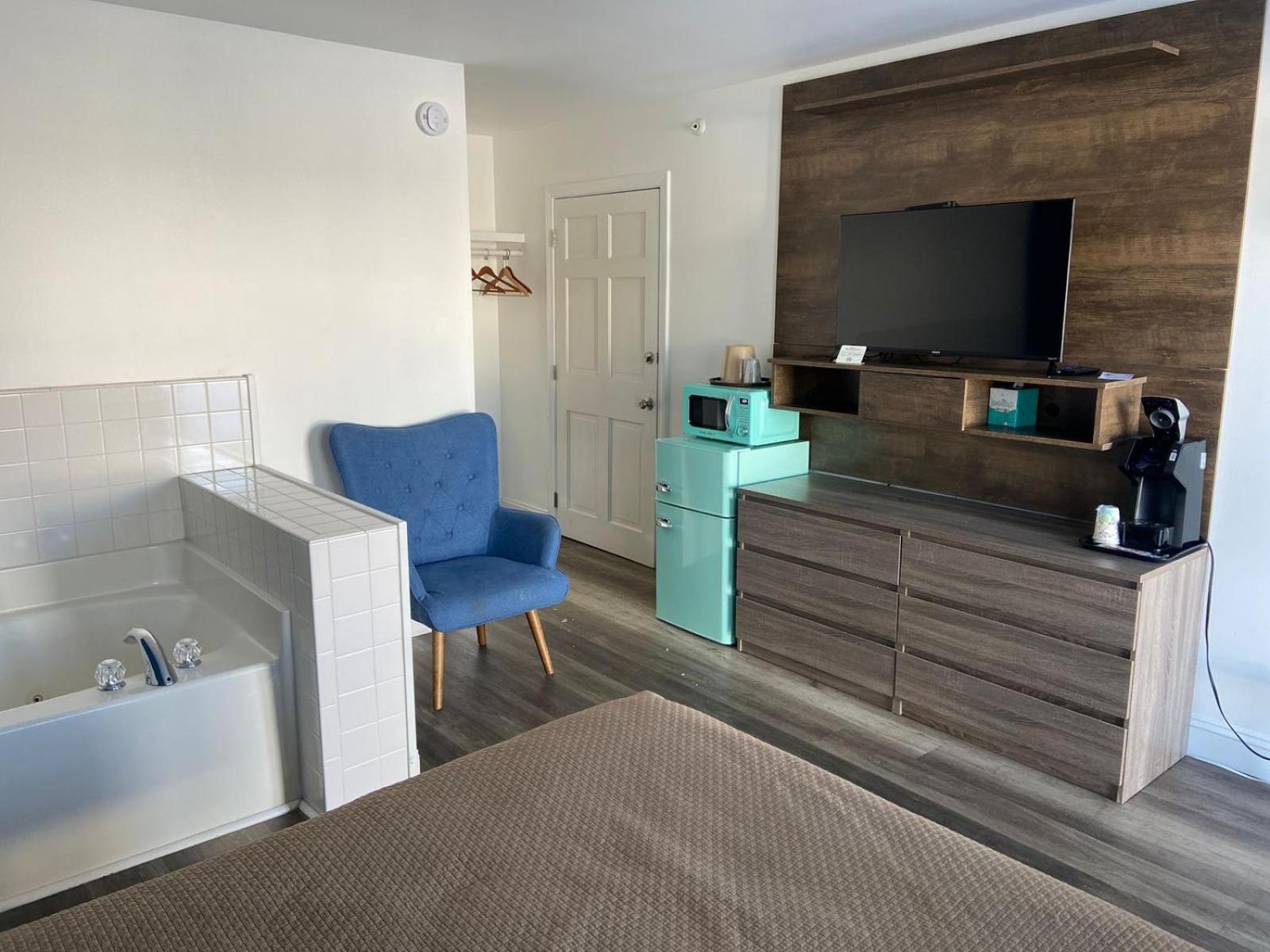 Suite with Hot Tub