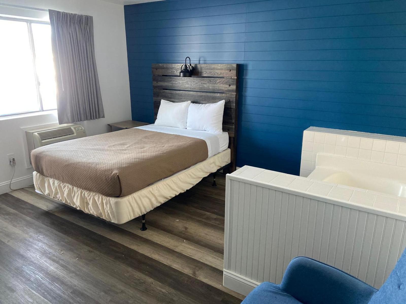 Suite with Hot Tub photo 1