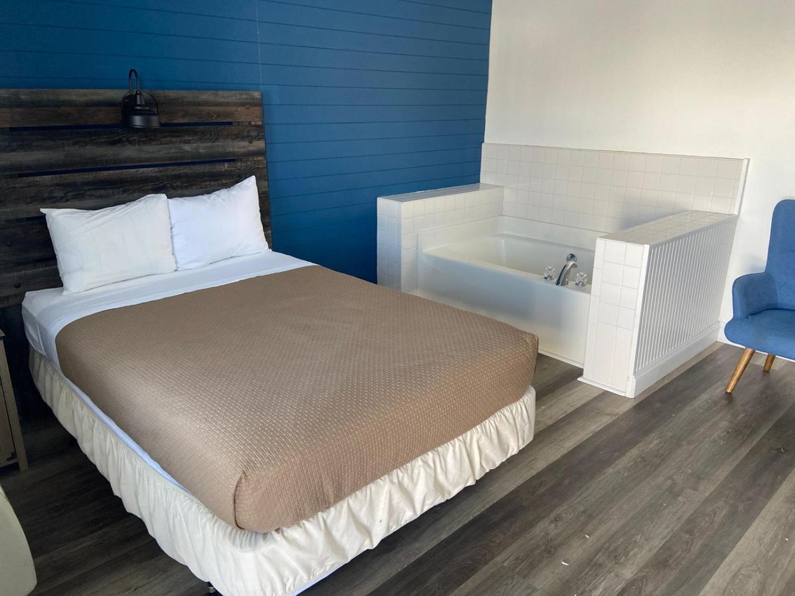 Suite with Hot Tub photo 2