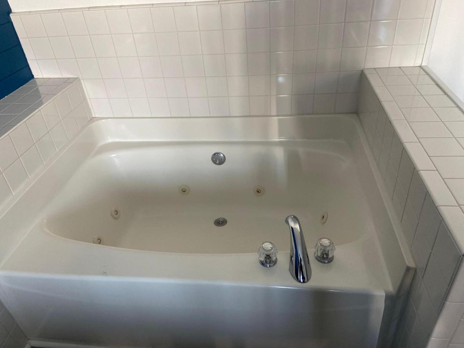 Suite with Hot Tub photo 3