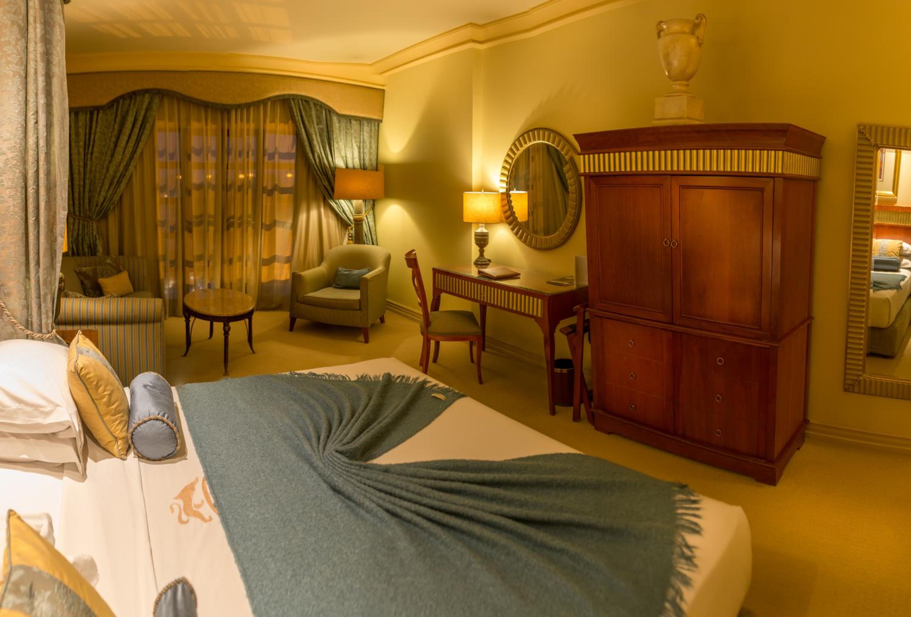 Deluxe King Room - Photo 2