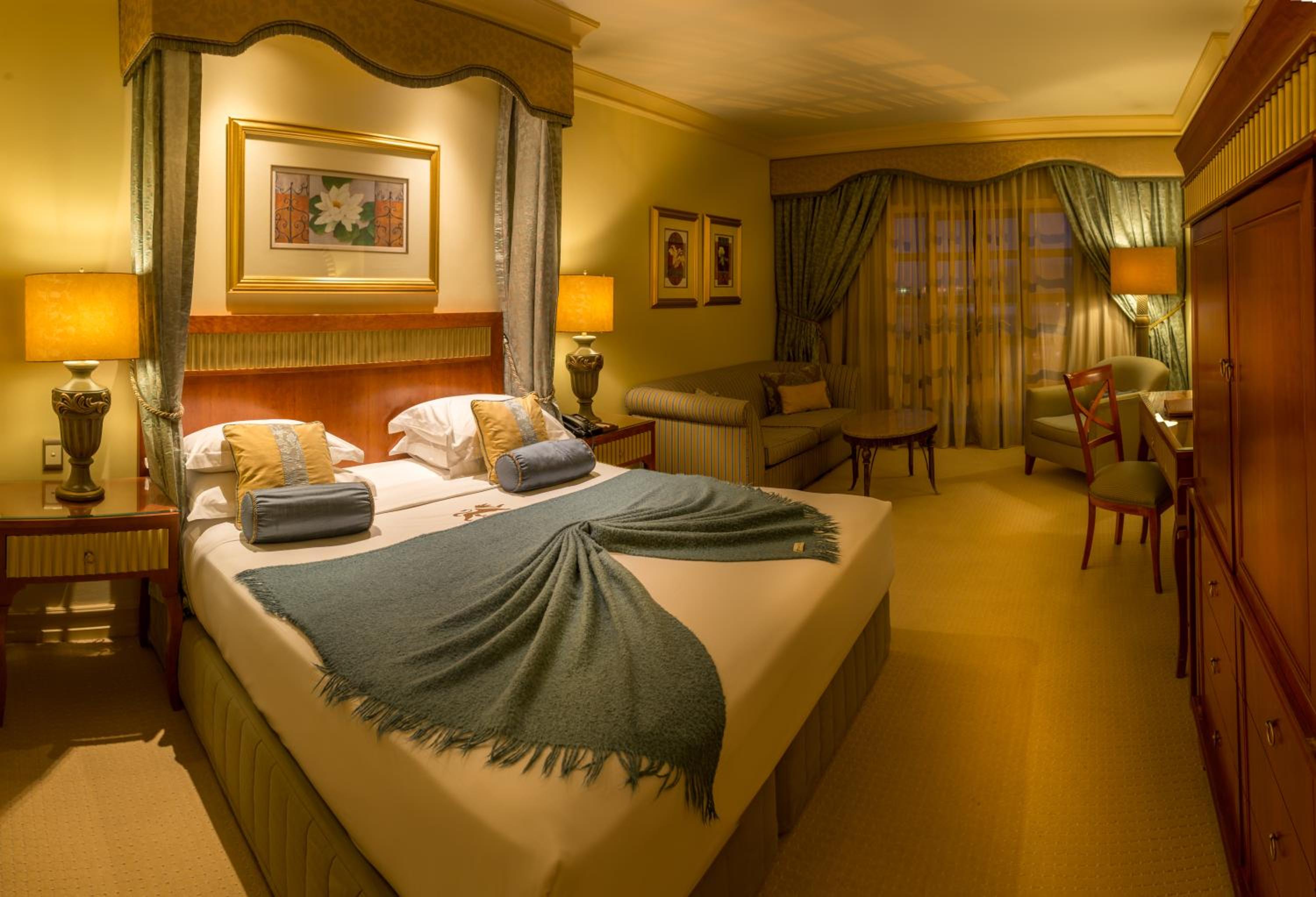 Deluxe King Room - Photo 3