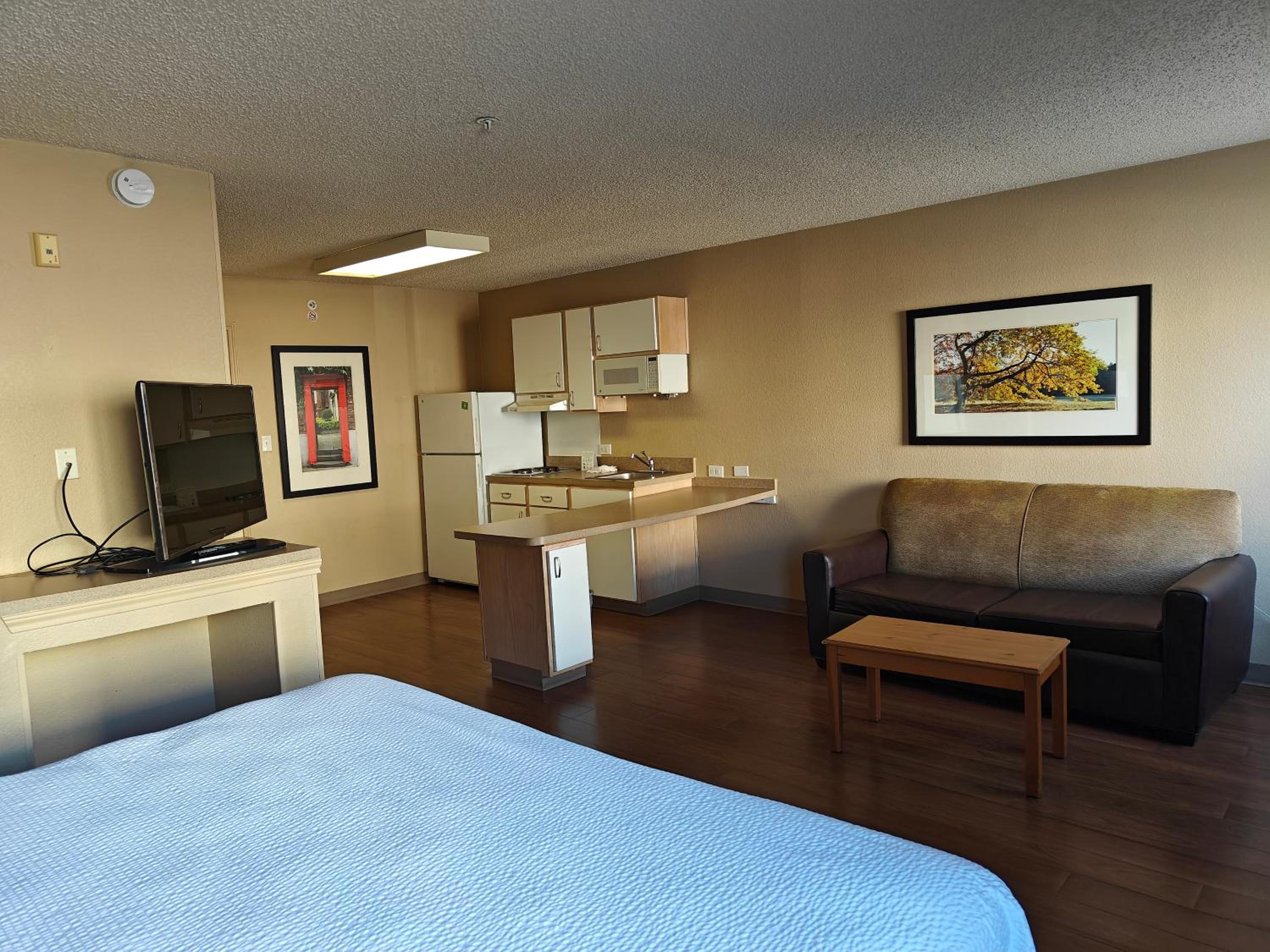 Deluxe King Room - Non-Smoking - Photo 4