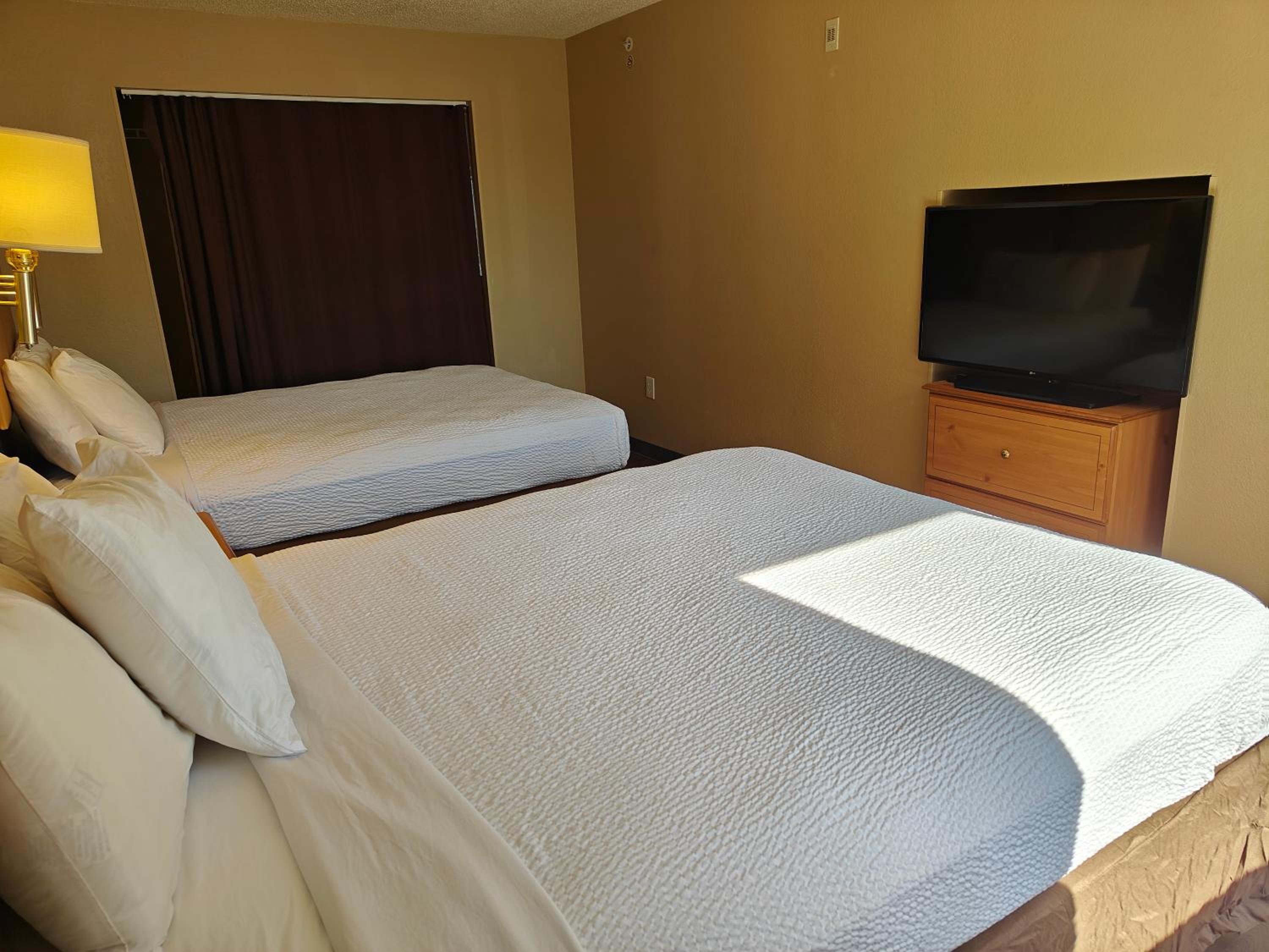 Queen Room - Non-Smoking - Photo 2