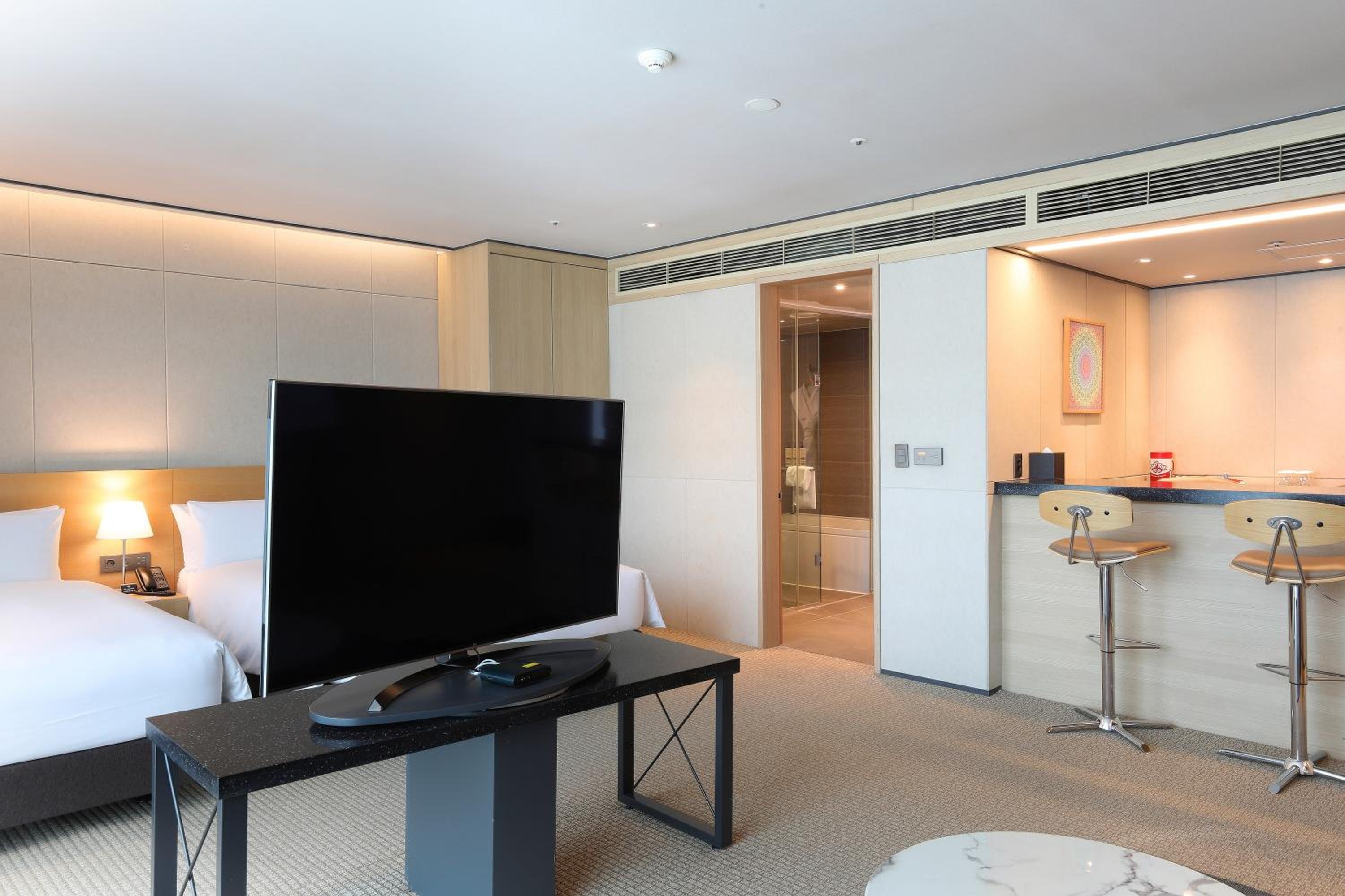 Premier Family Suite - Photo 6