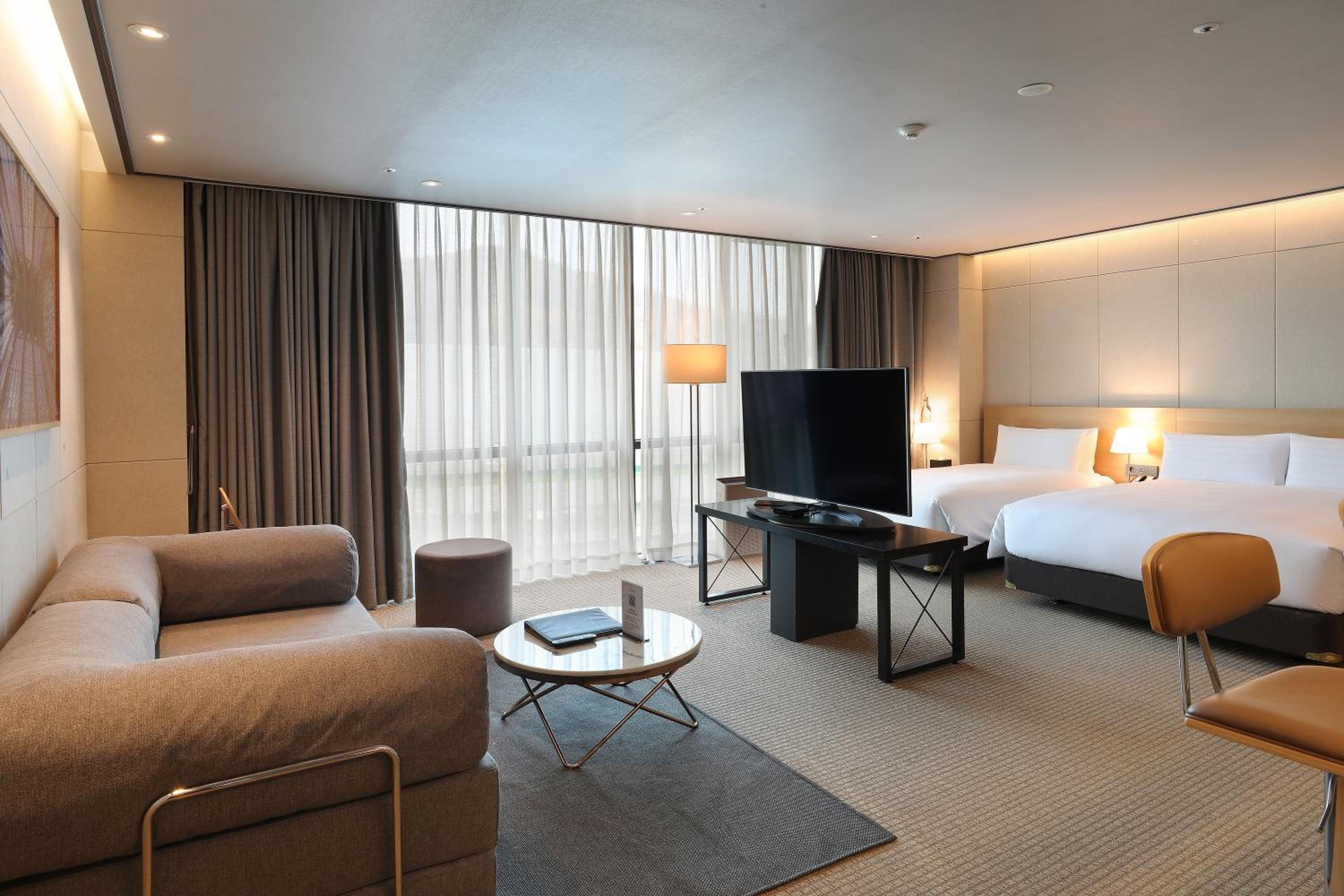 Premier Family Suite - Photo 8