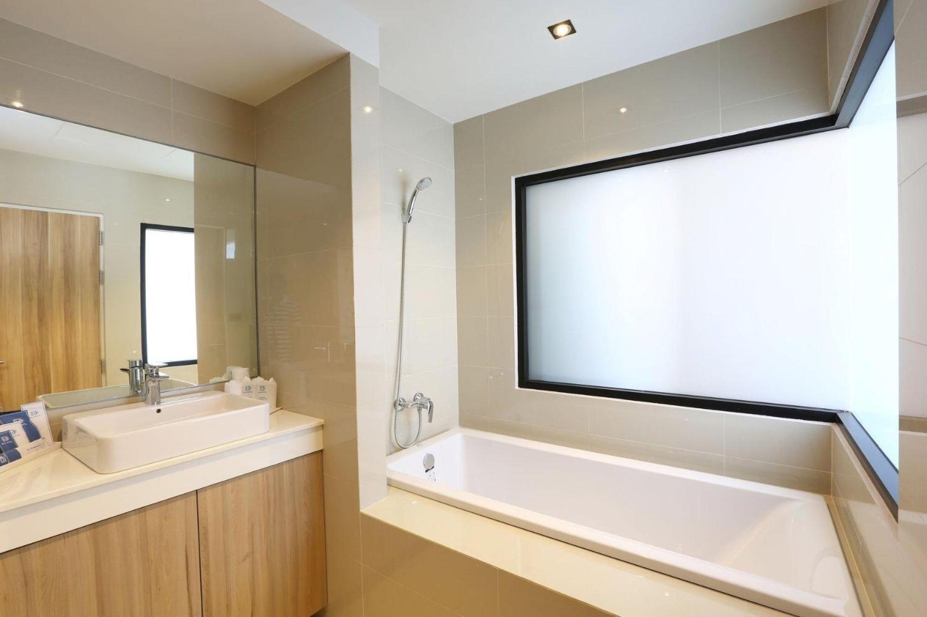 Deluxe Double Room with Bath - Photo 4